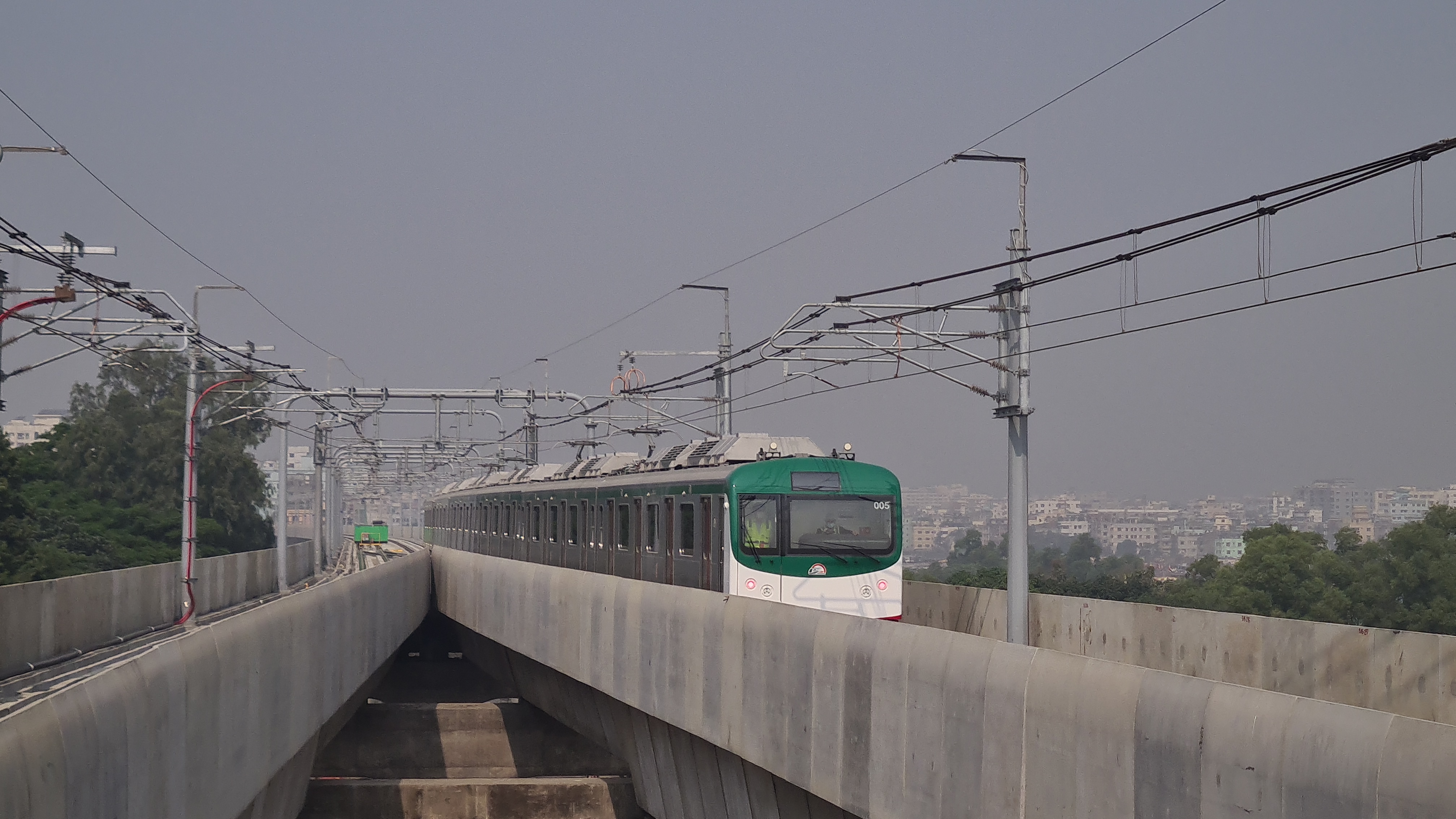 মেট্রোরেল এসে ঢুকছে আগারগাঁও স্টেশনে