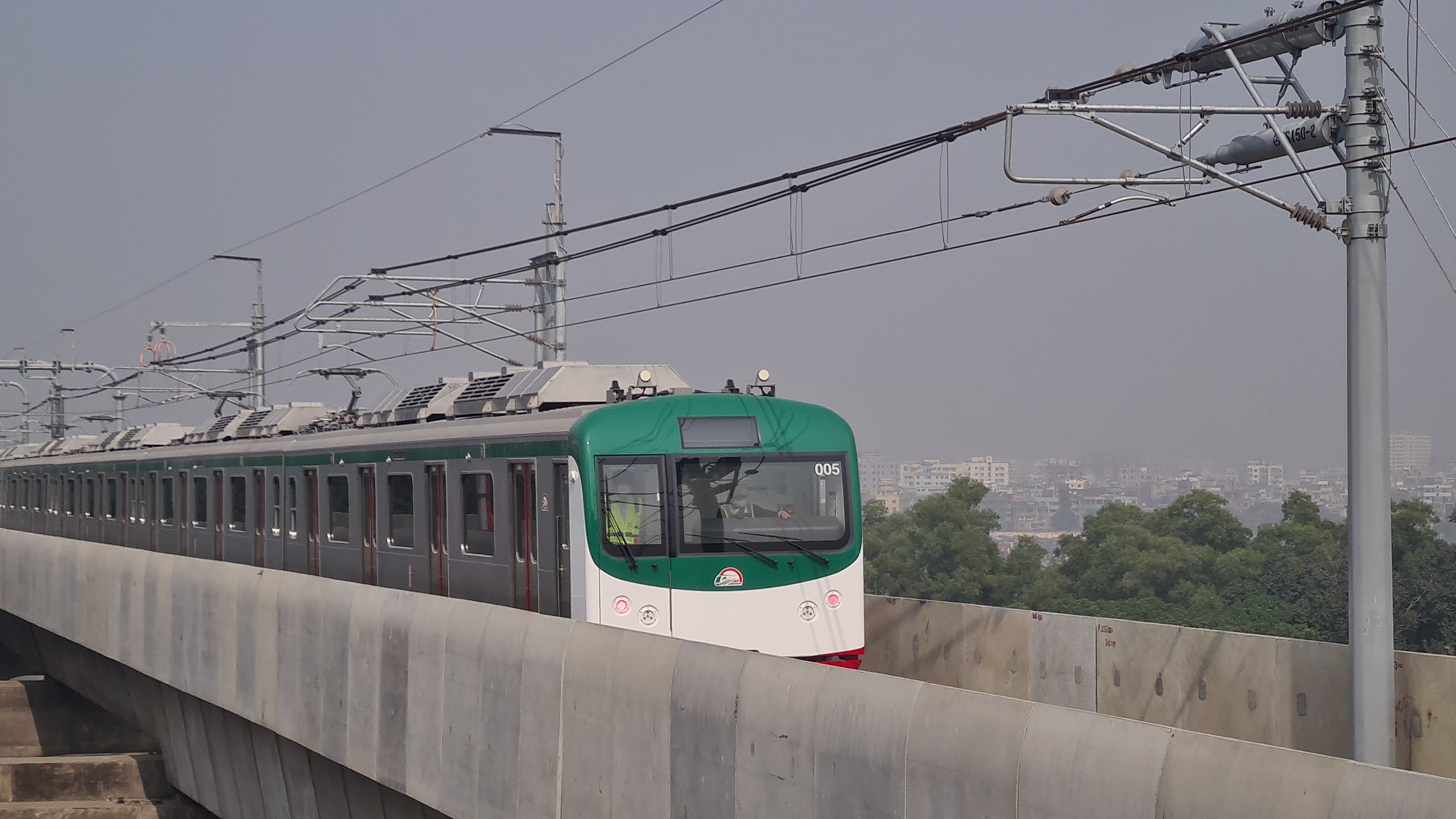 মেট্রোরেল এসে ঢুকছে আগারগাঁও স্টেশনে