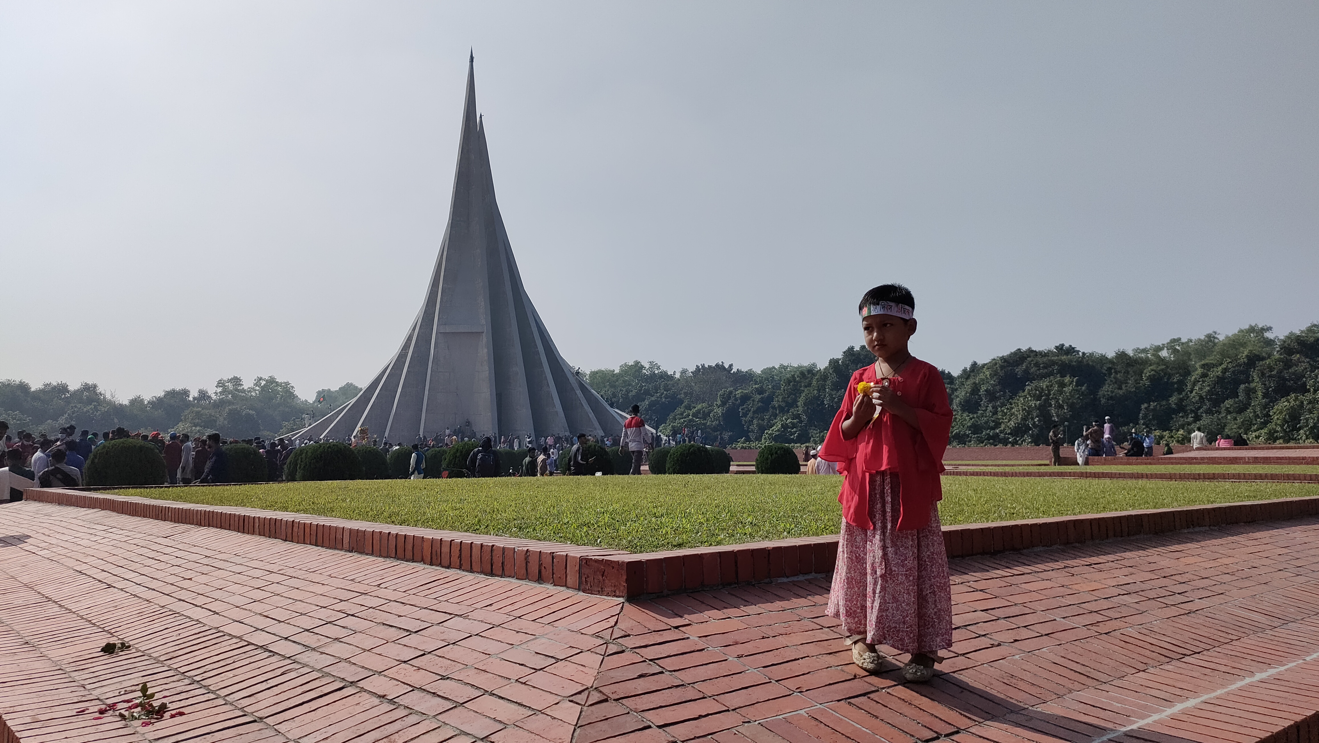 জাতীয় স্মৃতিসৌধ থেকে ১৬ই ডিসেম্বর, ২০২১ দুপুরে ছবি তুলেছেন : মিনহাজ চৌধুরী