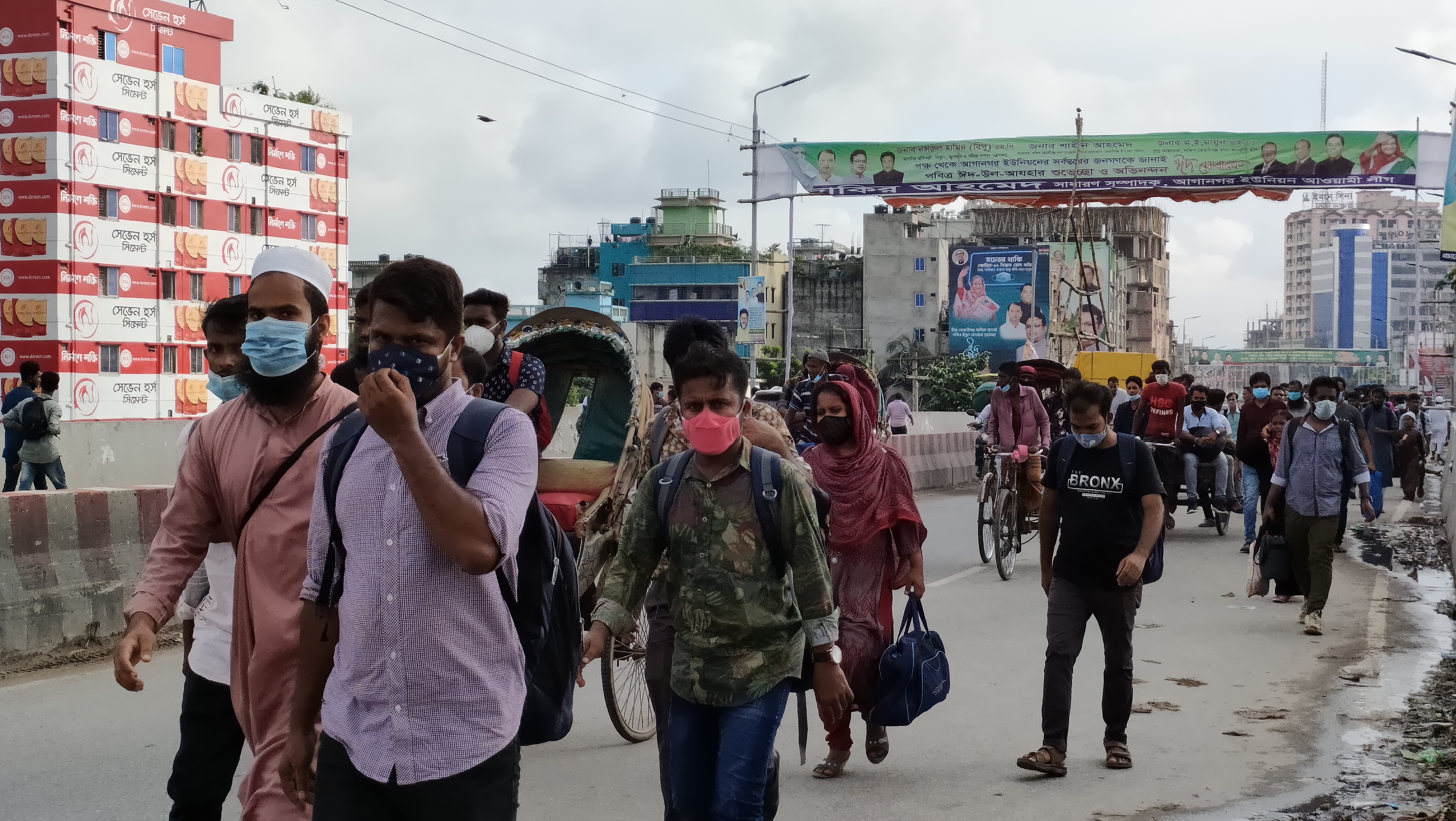 গার্মেন্টস ও কলকারাখানা খুলে দেওয়ার সরকারি ঘোষণার পরপরই কঠোর লকডাউন উপেক্ষা করে এভাবেই পায়ে হেটে ঢাকা ফিরছেন গার্মেন্টস কর্মীরা। রাজধানীর বাবুবাজার ব্রিজ থেকে ৩১ জুলাই বিকেল ৪ টায় ছবি তোলেছে