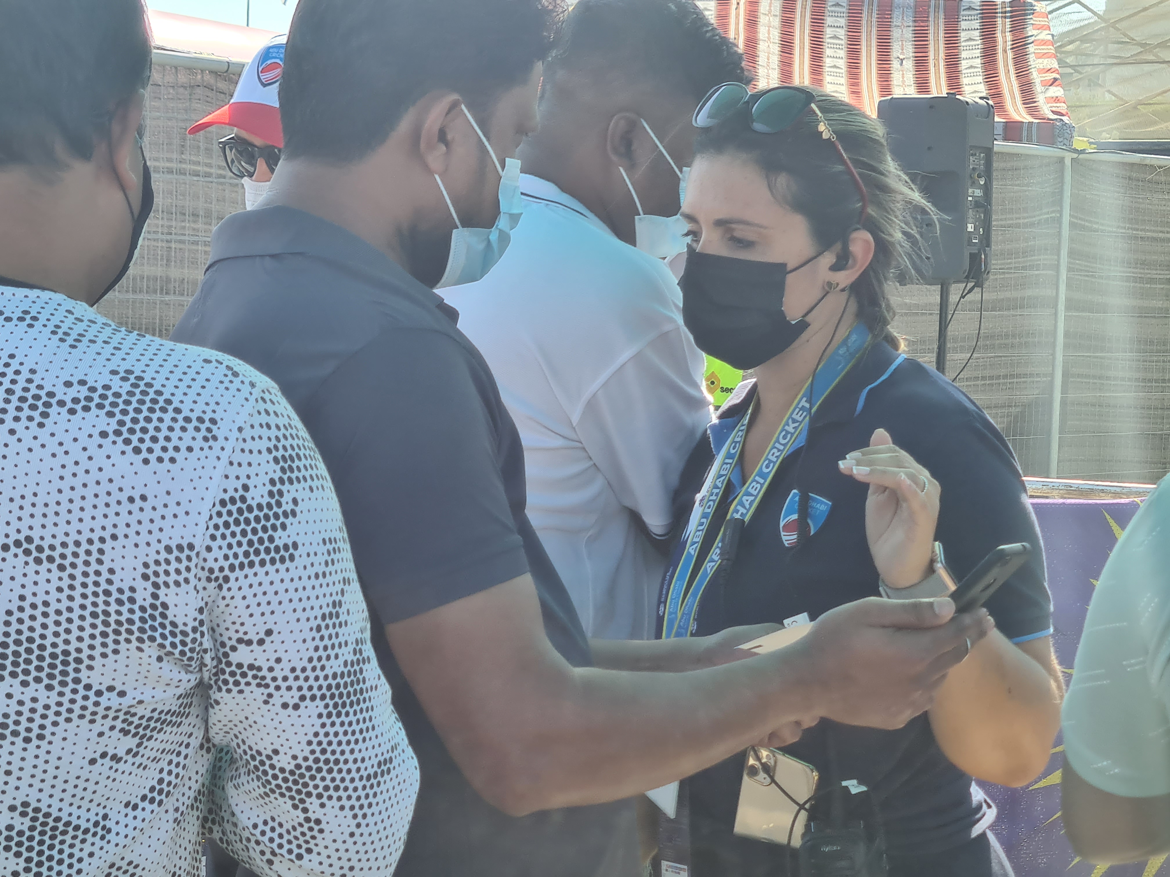 আবুধাবির শেখ জায়েদ স্টেডিয়ামে আরটিপিসিআর টেস্টের কাগজ দেখে প্রবেশ করানো হচ্ছে, ছবি - সাব্বির আহমেদ