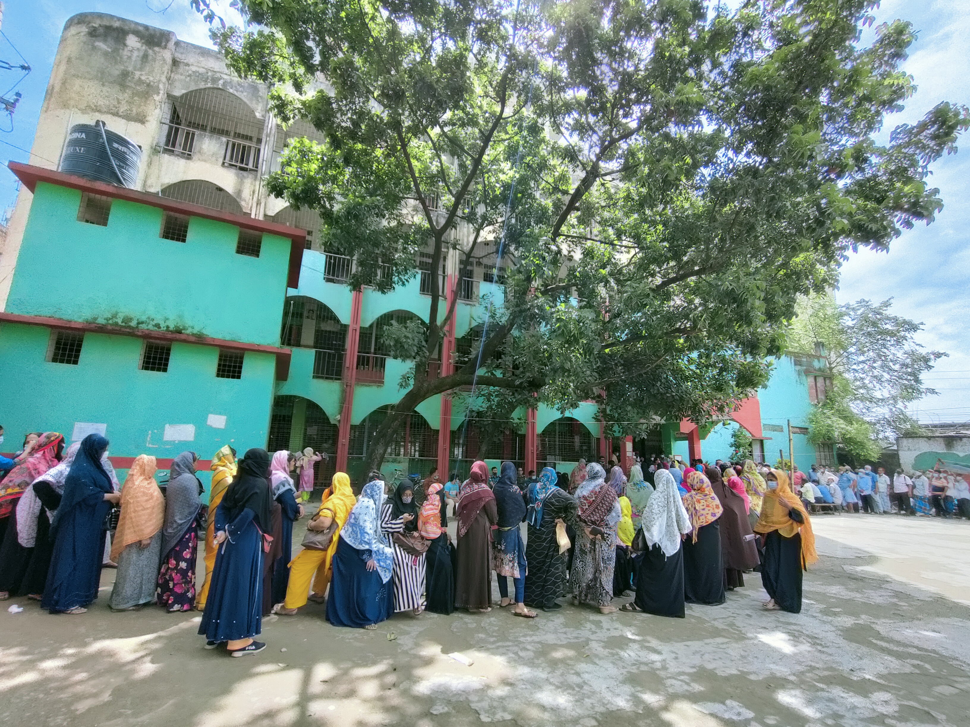 টিকাকেন্দ্রে পুরুষদের থেকে নারীদের উপস্থিতি ছিল বেশি, রাজধানীর উত্তর সিটি কর্পোরেশনের কাওলার খিলক্ষেত প্রাথমিক বিদ্যালয় থেকে ৭ সেপ্টেম্বর (মঙ্গলবার) সকাল ১০ টায় ছবি তোলেছেন মিনহাজ চৌধুরী।