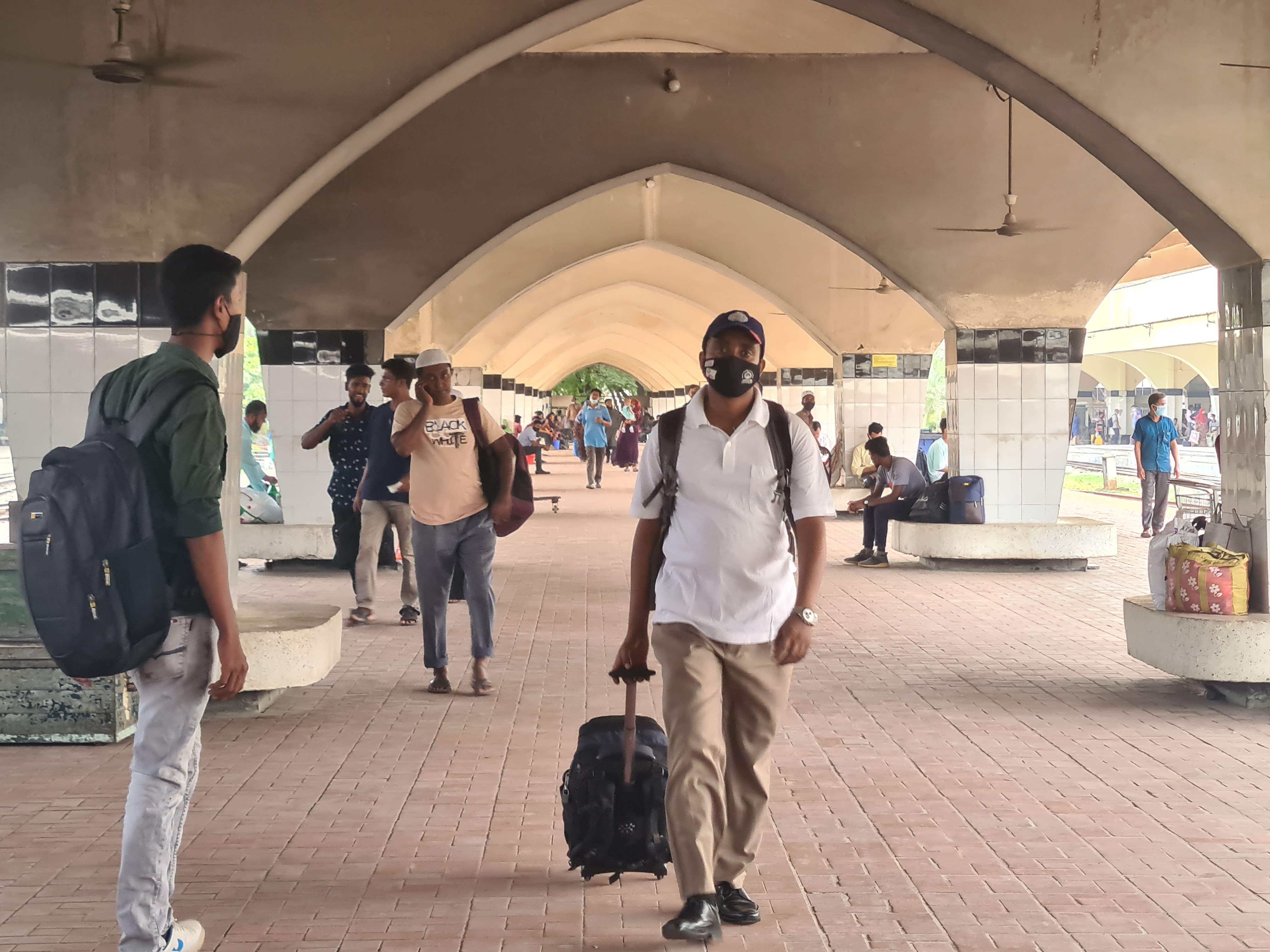 সারাদেশে ট্রেন চলাচল ধর্মঘট প্রত্যাহার করেছে রেলওয়ের রানিং স্টাফ কর্মচারী ঐক্য পরিষদ। বুধবার (১৩ এপ্রিল) দুপুরে কমলাপুর রেল স্টেশন থেকে ছবি তুলেছেন সাব্বির আহমেদ