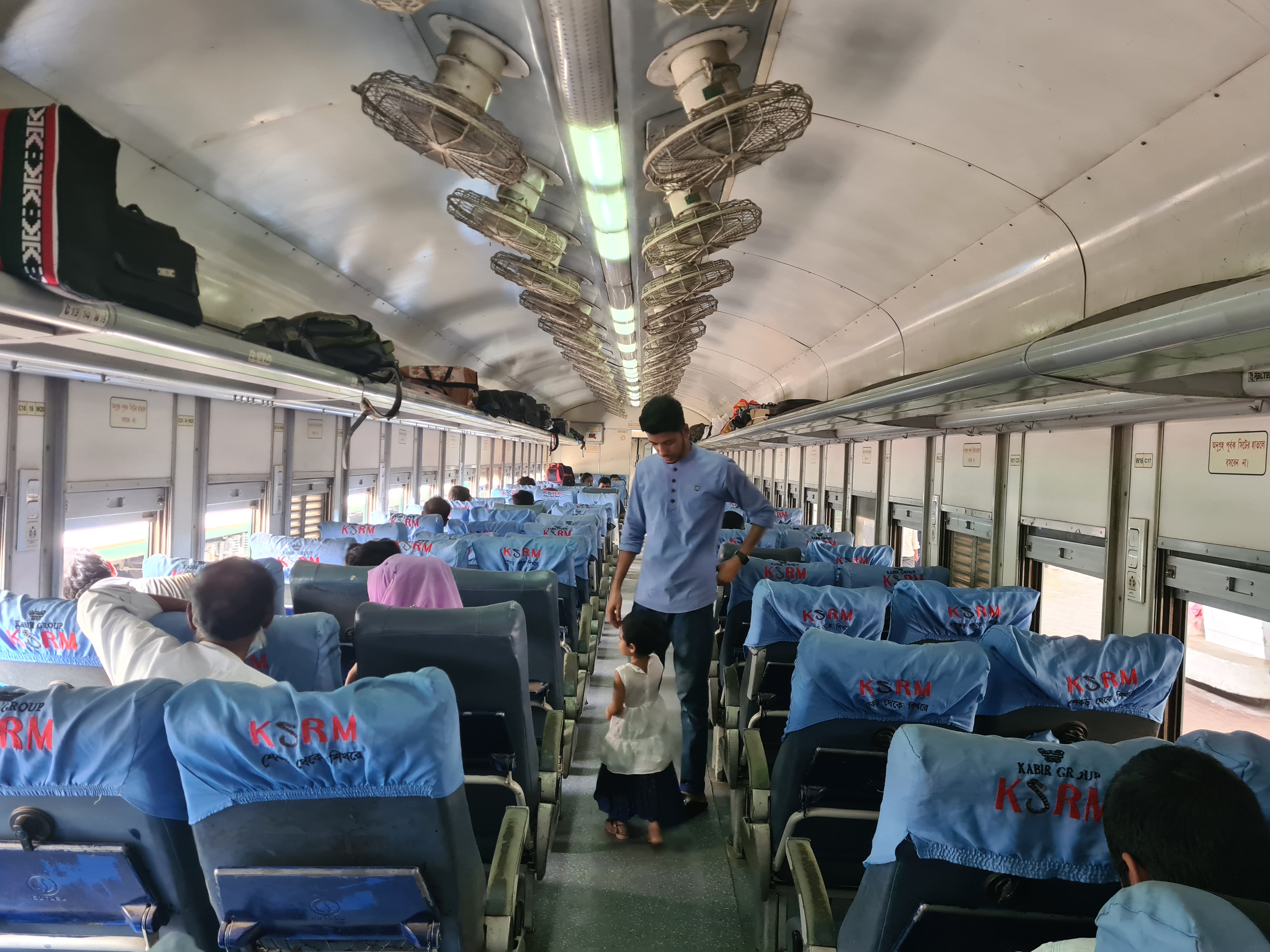 সারাদেশে ট্রেন চলাচল ধর্মঘট প্রত্যাহার করেছে রেলওয়ের রানিং স্টাফ কর্মচারী ঐক্য পরিষদ। বুধবার (১৩ এপ্রিল) দুপুরে কমলাপুর রেল স্টেশন থেকে ছবি তুলেছেন সাব্বির আহমেদ