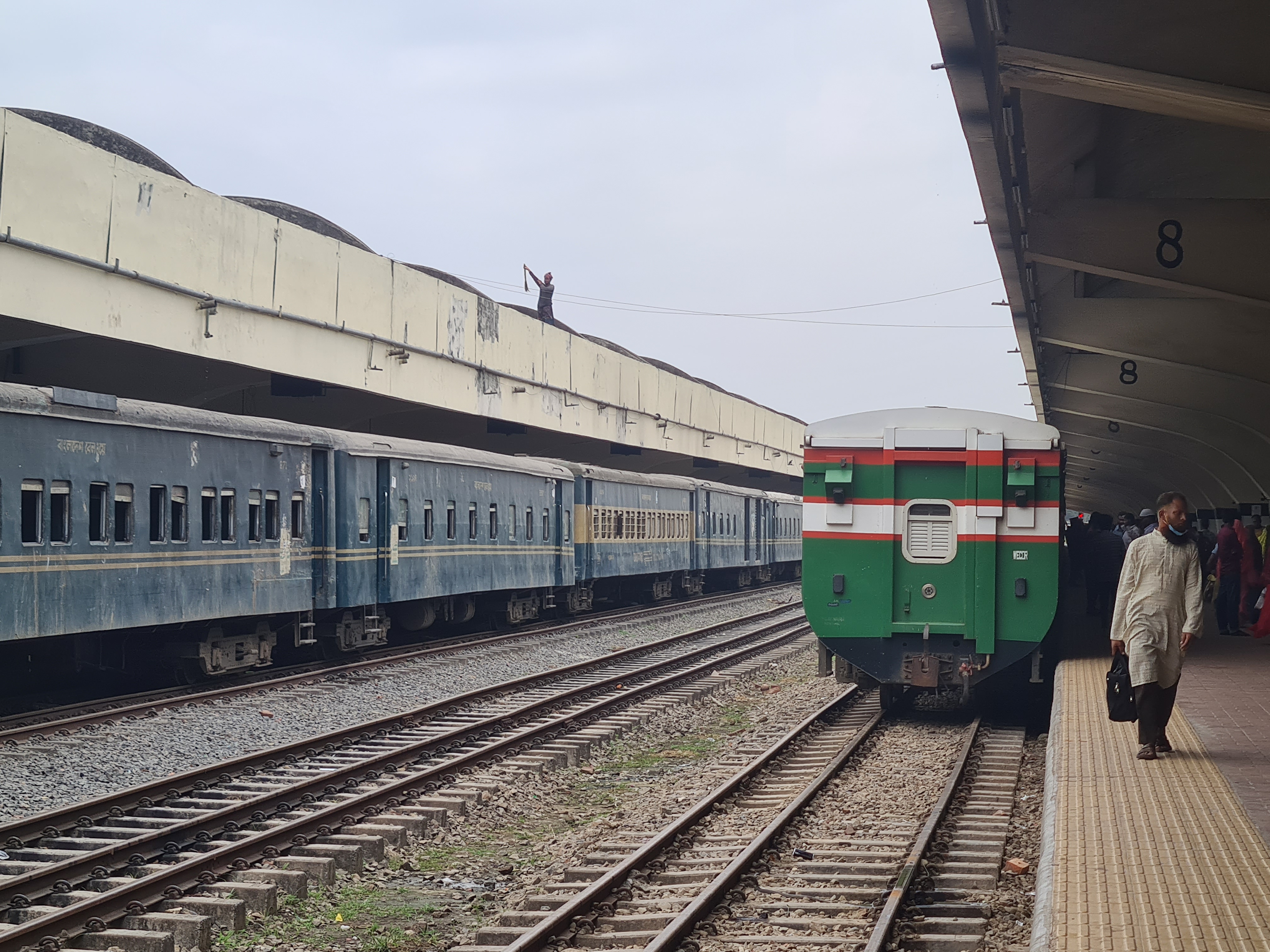 সারাদেশে ট্রেন চলাচল ধর্মঘট প্রত্যাহার করেছে রেলওয়ের রানিং স্টাফ কর্মচারী ঐক্য পরিষদ। বুধবার (১৩ এপ্রিল) দুপুরে কমলাপুর রেল স্টেশন থেকে ছবি তুলেছেন সাব্বির আহমেদ