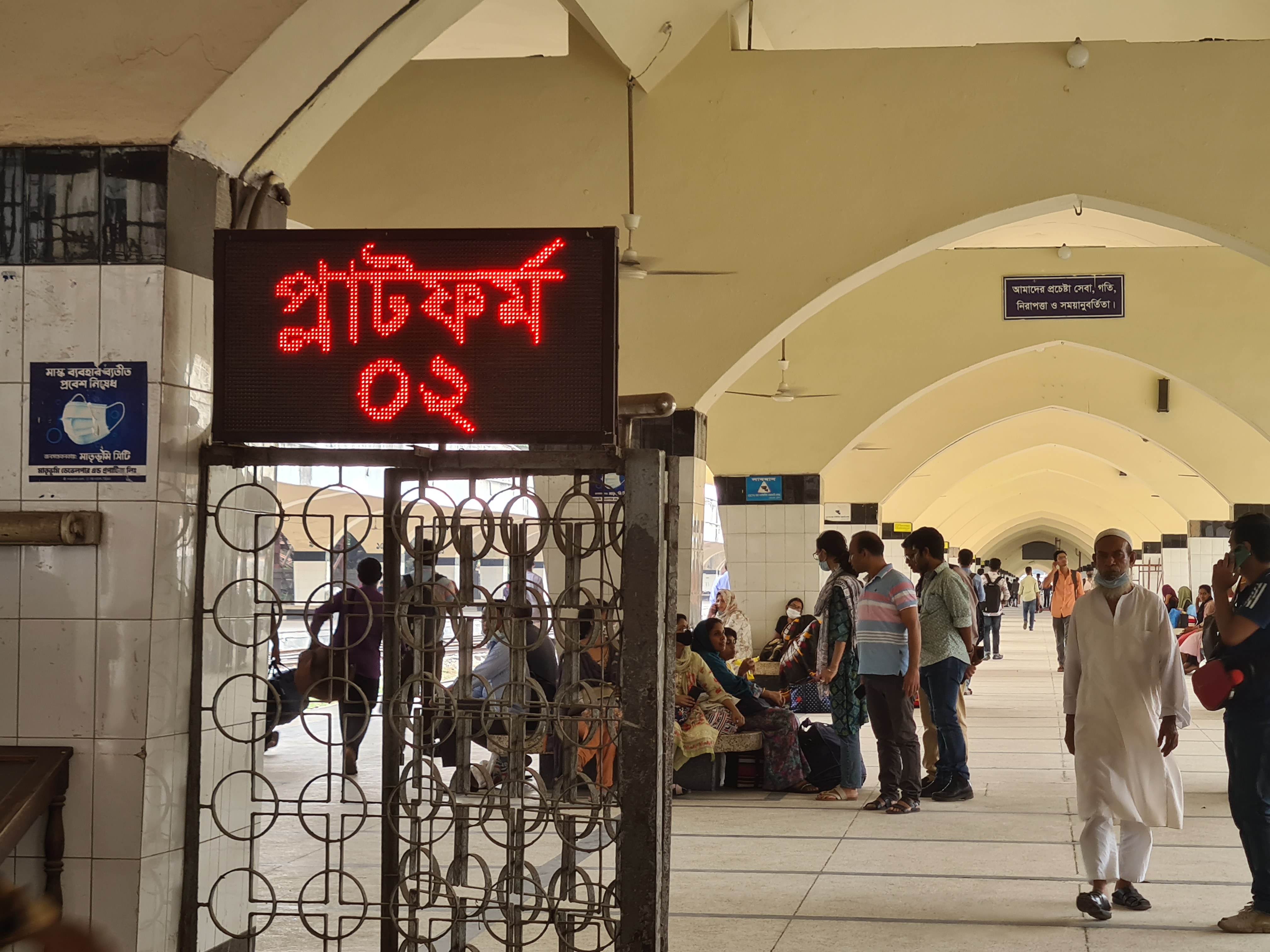 সারাদেশে ট্রেন চলাচল ধর্মঘট প্রত্যাহার করেছে রেলওয়ের রানিং স্টাফ কর্মচারী ঐক্য পরিষদ। বুধবার (১৩ এপ্রিল) দুপুরে কমলাপুর রেল স্টেশন থেকে ছবি তুলেছেন সাব্বির আহমেদ