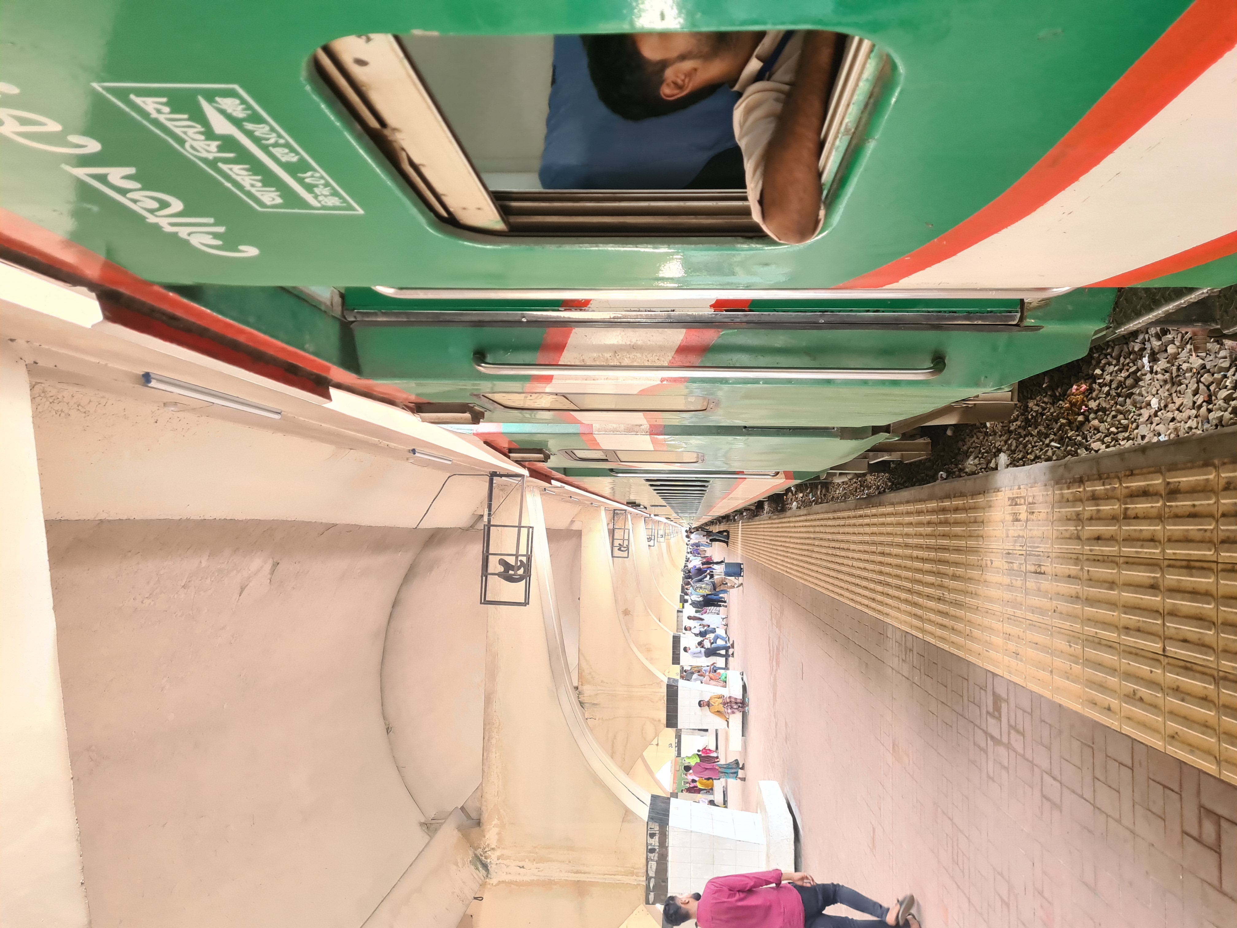 সারাদেশে ট্রেন চলাচল ধর্মঘট প্রত্যাহার করেছে রেলওয়ের রানিং স্টাফ কর্মচারী ঐক্য পরিষদ। বুধবার (১৩ এপ্রিল) দুপুরে কমলাপুর রেল স্টেশন থেকে ছবি তুলেছেন সাব্বির আহমেদ