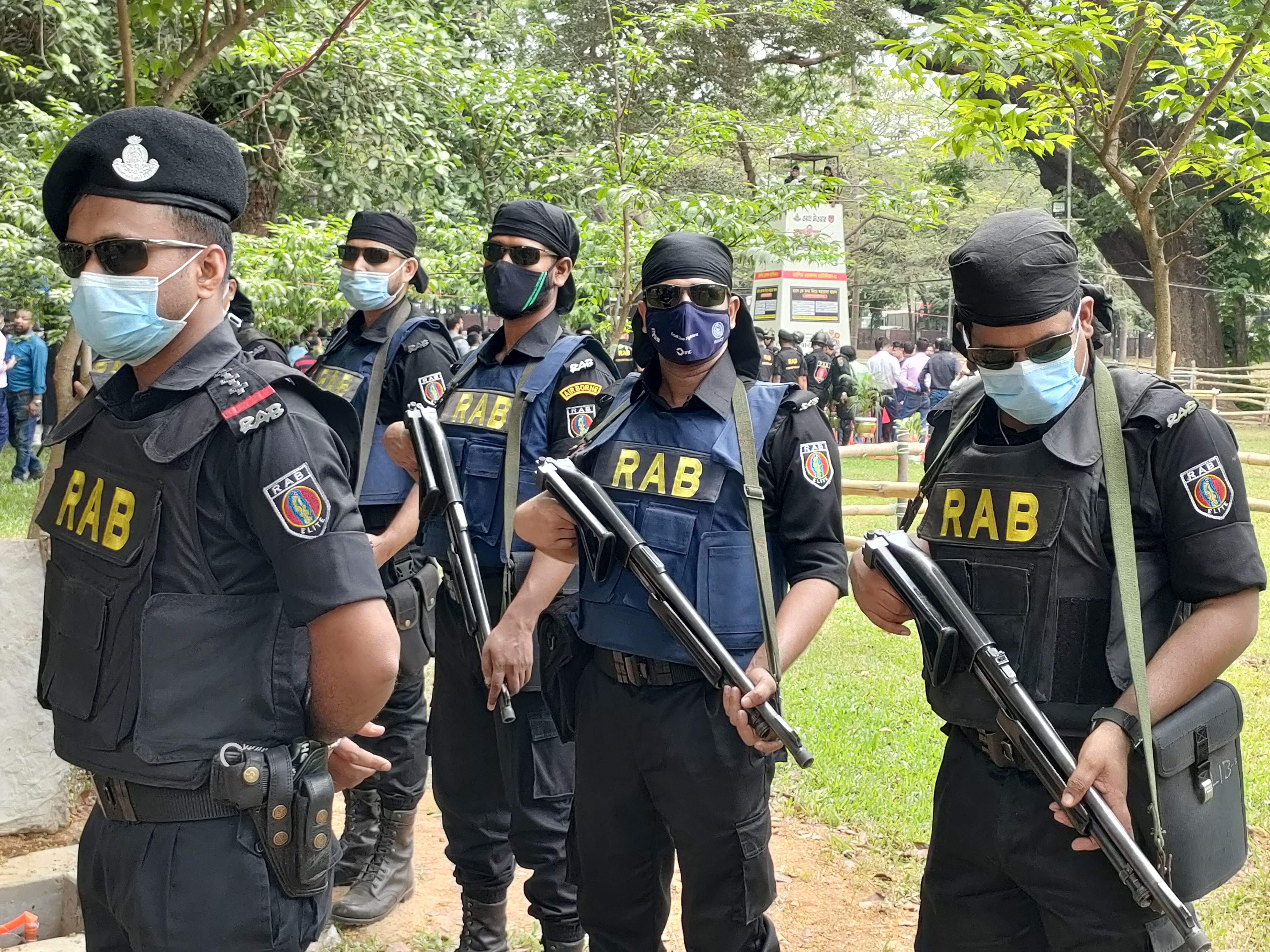 পহেলা বৈশাখকে ঘিরে সর্বোচ্চ নিরাপত্তা, বুধবার (১৩ এপ্রিল) দুপুরে রাজধানীর রমনা বটমূল থেকে ছবি তুলেছেন সাফাত রহমান