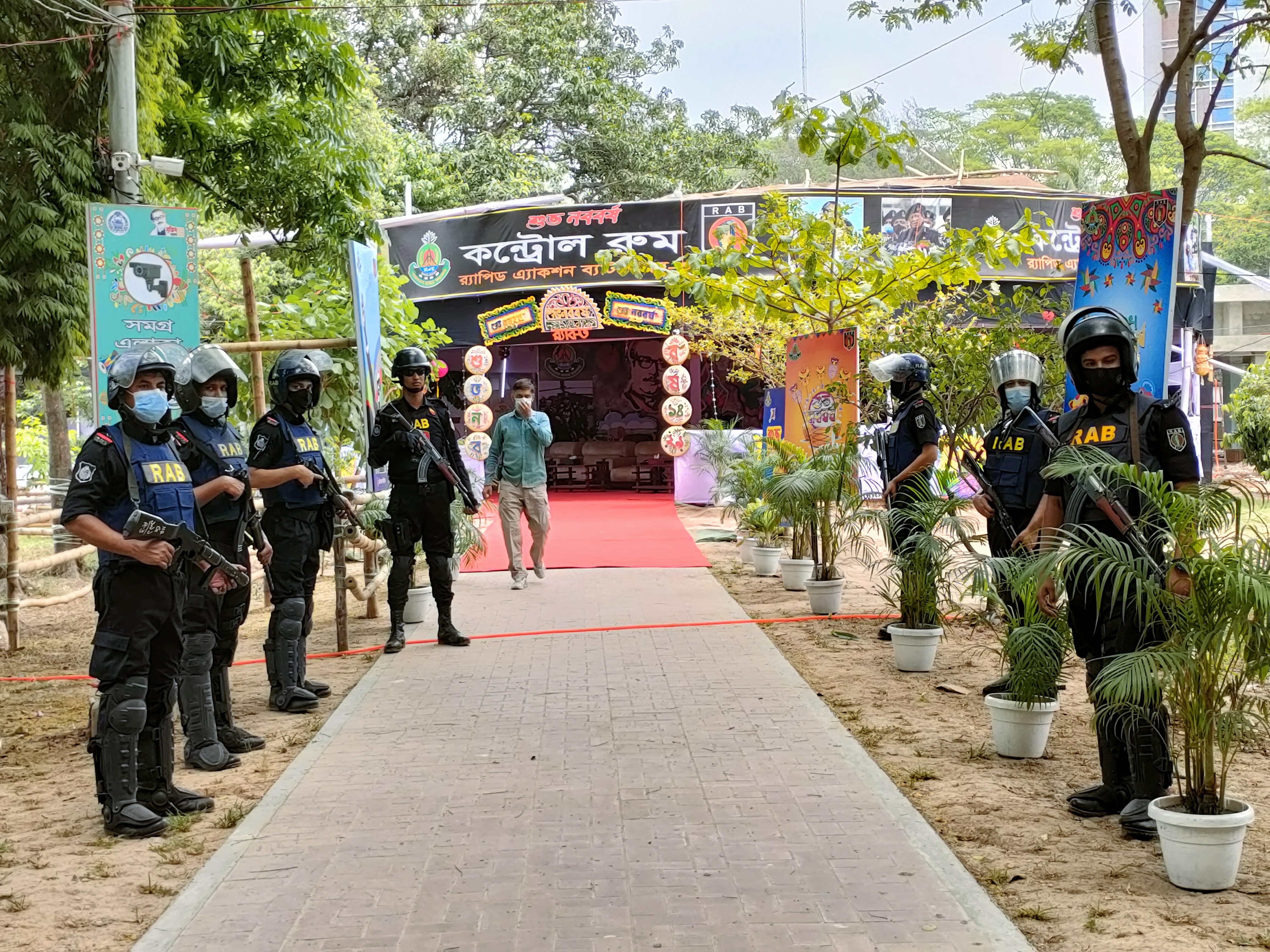 পহেলা বৈশাখকে ঘিরে সর্বোচ্চ নিরাপত্তা, বুধবার (১৩ এপ্রিল) দুপুরে রাজধানীর রমনা বটমূল থেকে ছবি তুলেছেন সাফাত রহমান