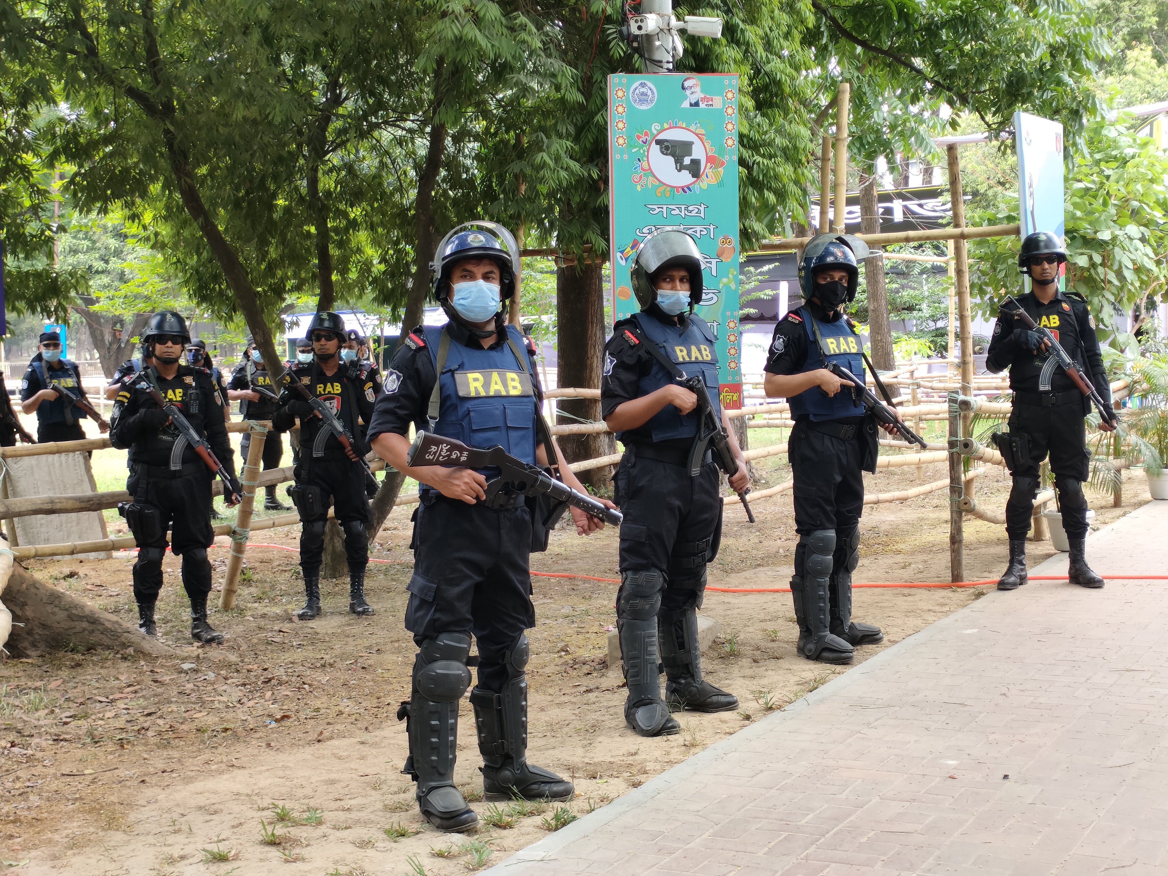 পহেলা বৈশাখকে ঘিরে সর্বোচ্চ নিরাপত্তা, বুধবার (১৩ এপ্রিল) দুপুরে রাজধানীর রমনা বটমূল থেকে ছবি তুলেছেন সাফাত রহমান