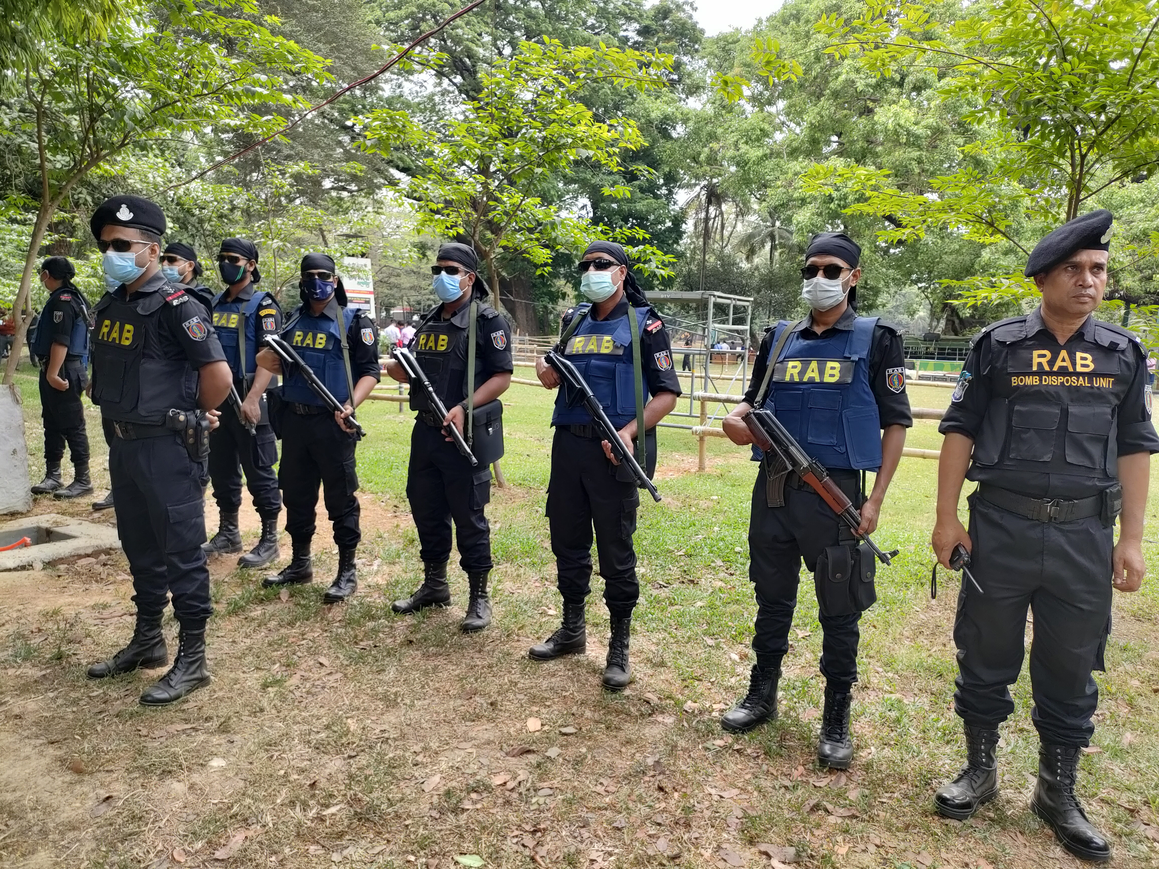 পহেলা বৈশাখকে ঘিরে সর্বোচ্চ নিরাপত্তা, বুধবার (১৩ এপ্রিল) দুপুরে রাজধানীর রমনা বটমূল থেকে ছবি তুলেছেন সাফাত রহমান