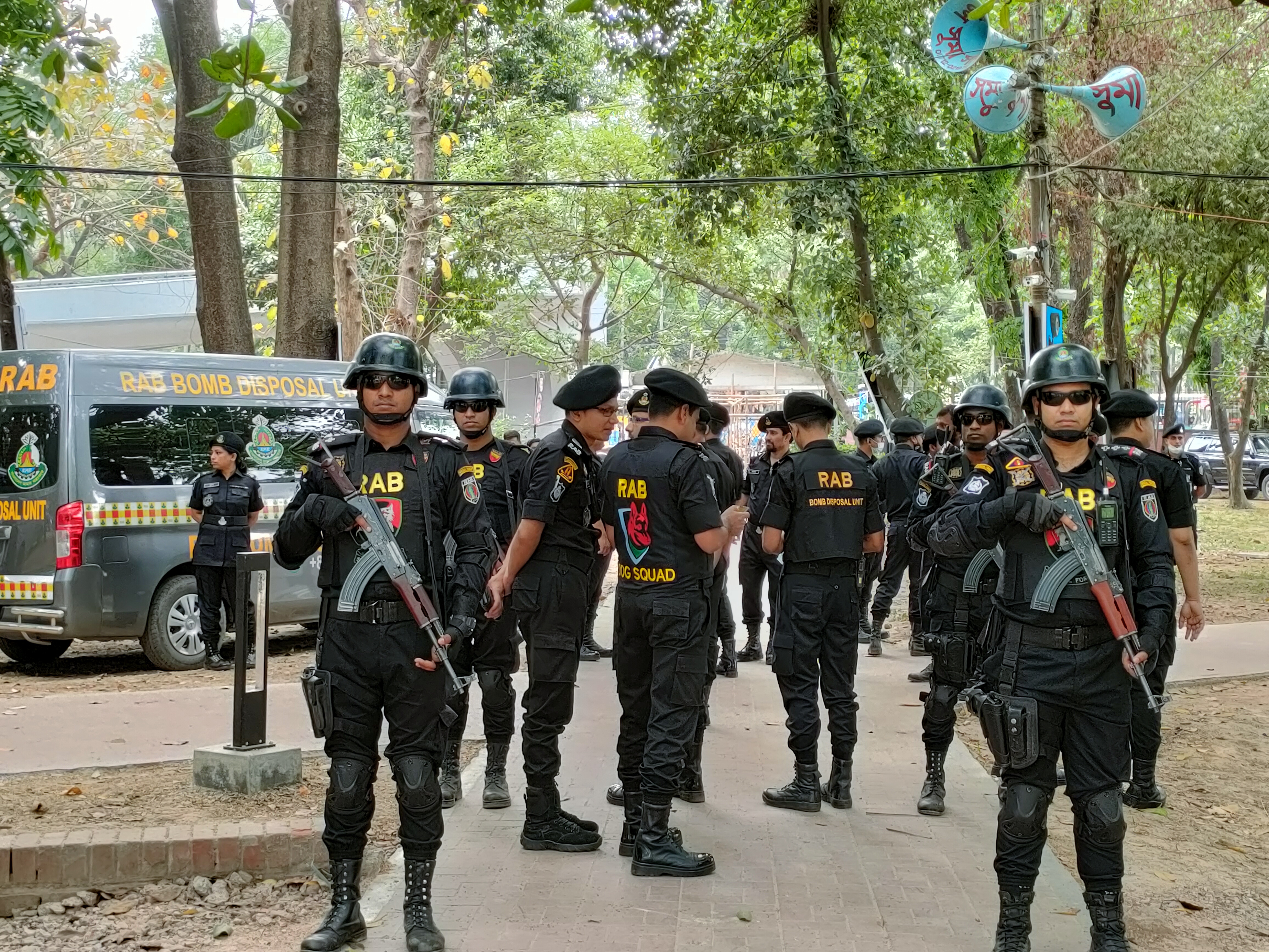 পহেলা বৈশাখকে ঘিরে সর্বোচ্চ নিরাপত্তা, বুধবার (১৩ এপ্রিল) দুপুরে রাজধানীর রমনা বটমূল থেকে ছবি তুলেছেন সাফাত রহমান