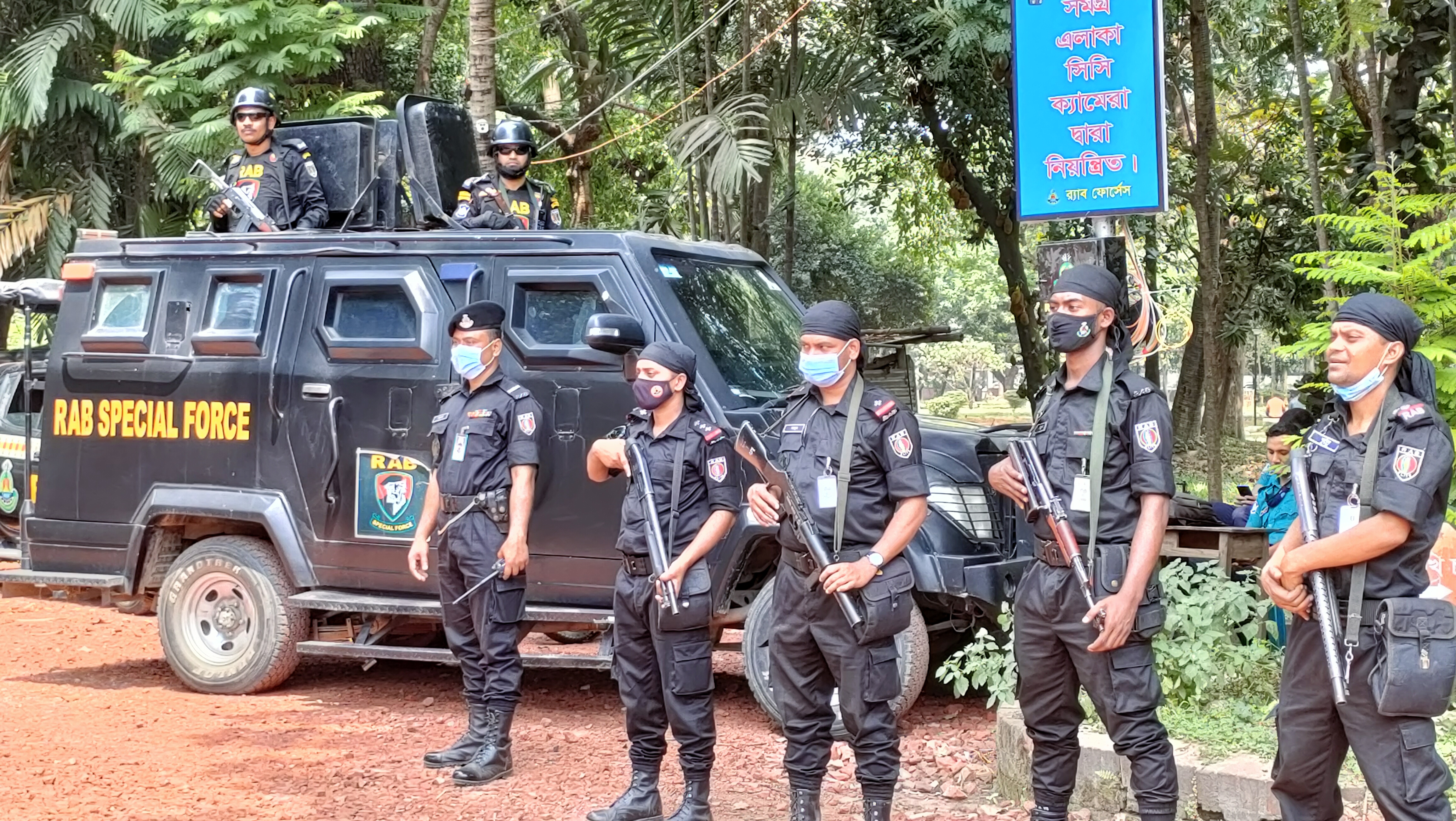 পহেলা বৈশাখকে ঘিরে সর্বোচ্চ নিরাপত্তা, বুধবার (১৩ এপ্রিল) দুপুরে রাজধানীর রমনা বটমূল থেকে ছবি তুলেছেন সাফাত রহমান