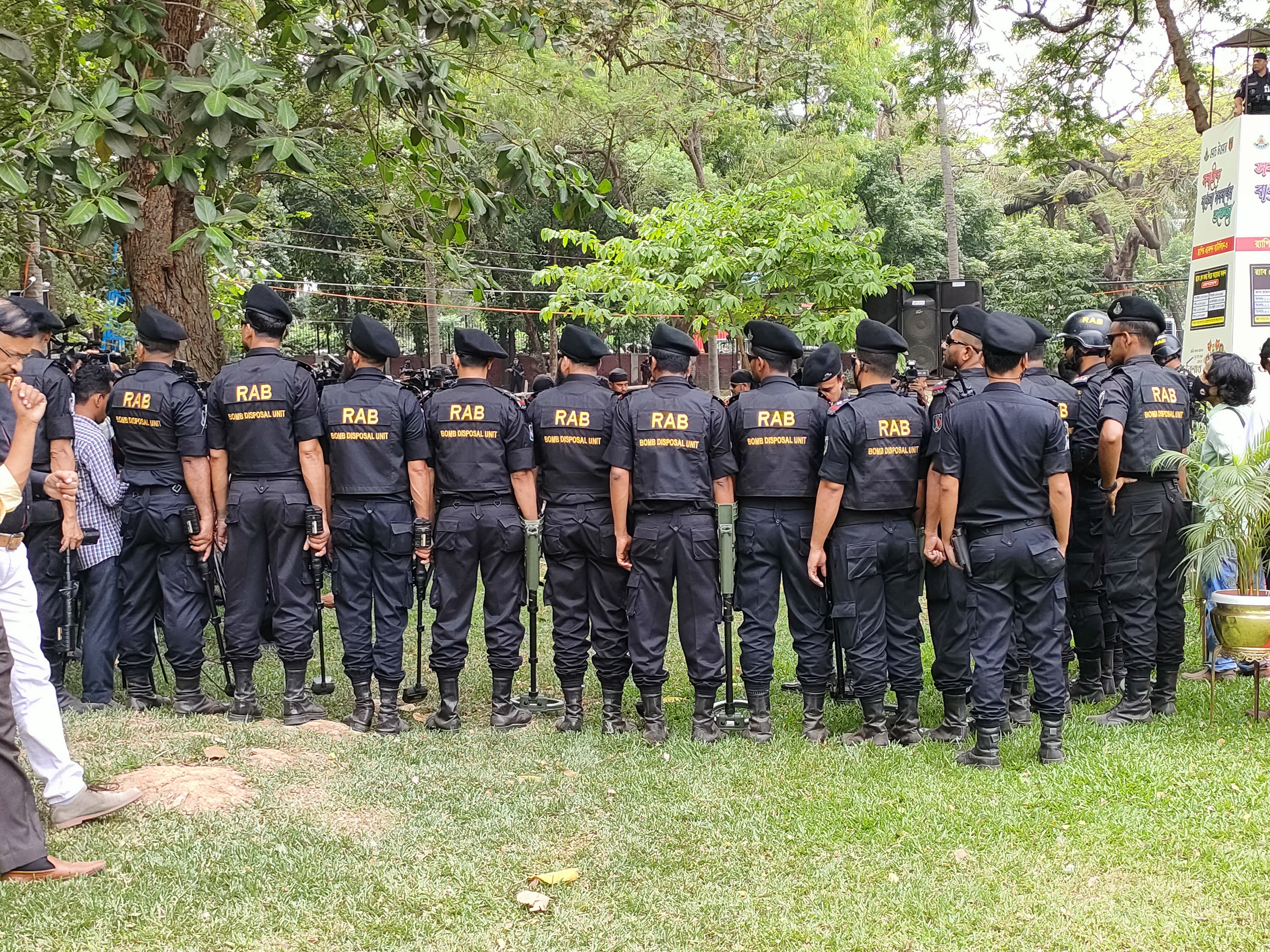 পহেলা বৈশাখকে ঘিরে সর্বোচ্চ নিরাপত্তা, বুধবার (১৩ এপ্রিল) দুপুরে রাজধানীর রমনা বটমূল থেকে ছবি তুলেছেন সাফাত রহমান