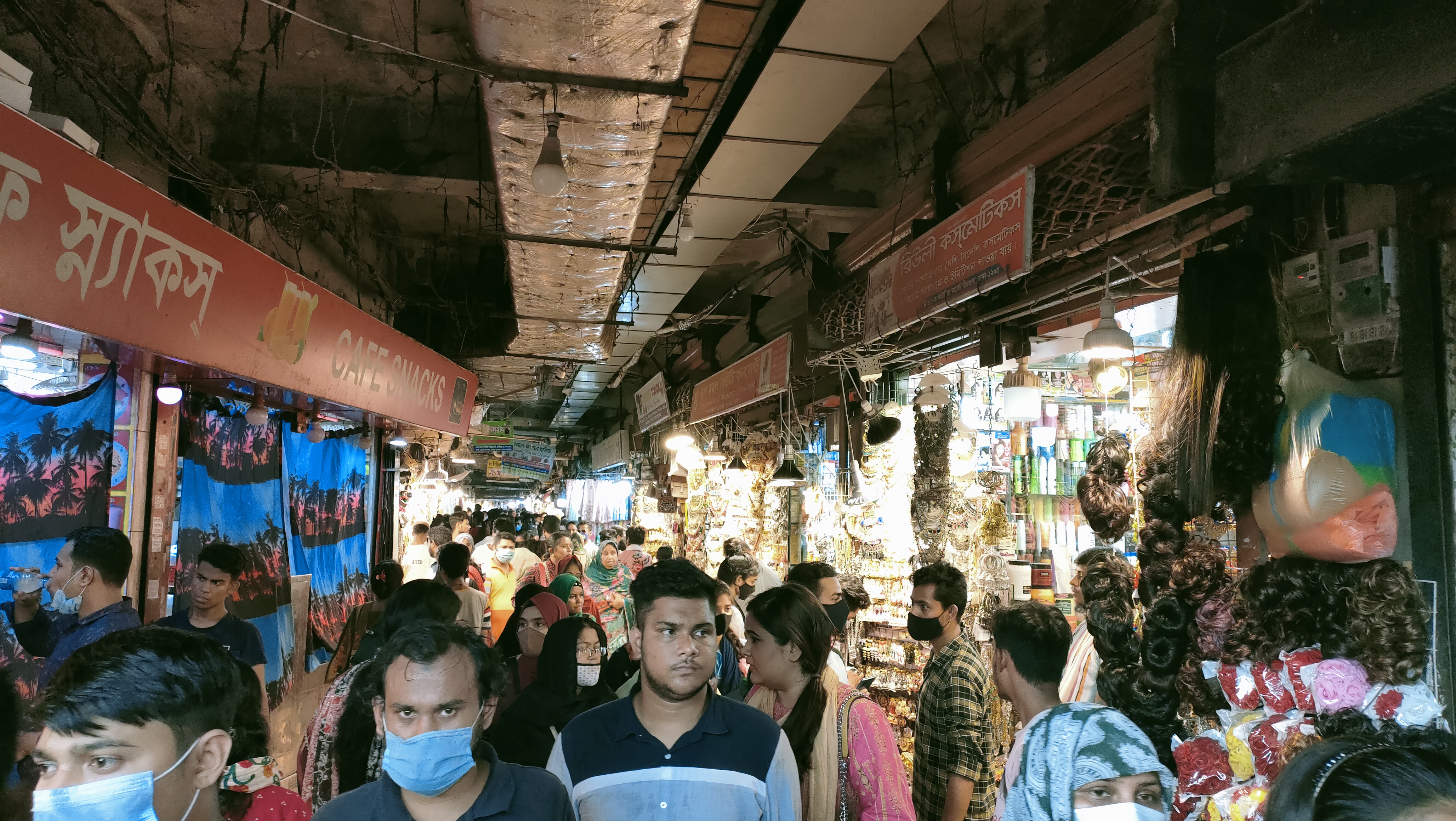 রাজধানীর গাউছিয়া মার্কেট থেকে ১৭ এপ্রিল (রবিবার) দুপুর তিনটায় ছবি তুলেছেন রানজিবুল মিজান