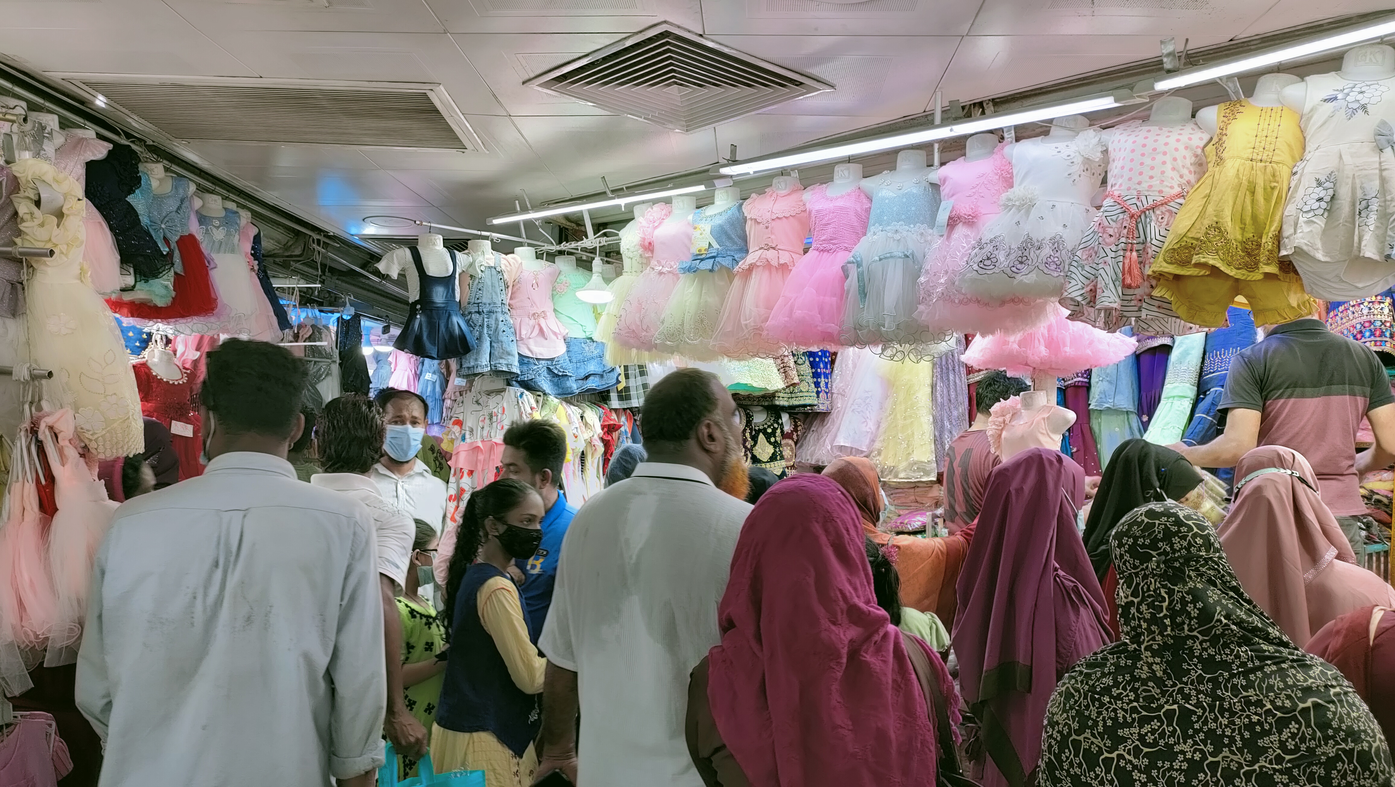 রাজধানীর গাউছিয়া মার্কেট থেকে ১৭ এপ্রিল (রবিবার) দুপুর তিনটায় ছবি তুলেছেন রানজিবুল মিজান