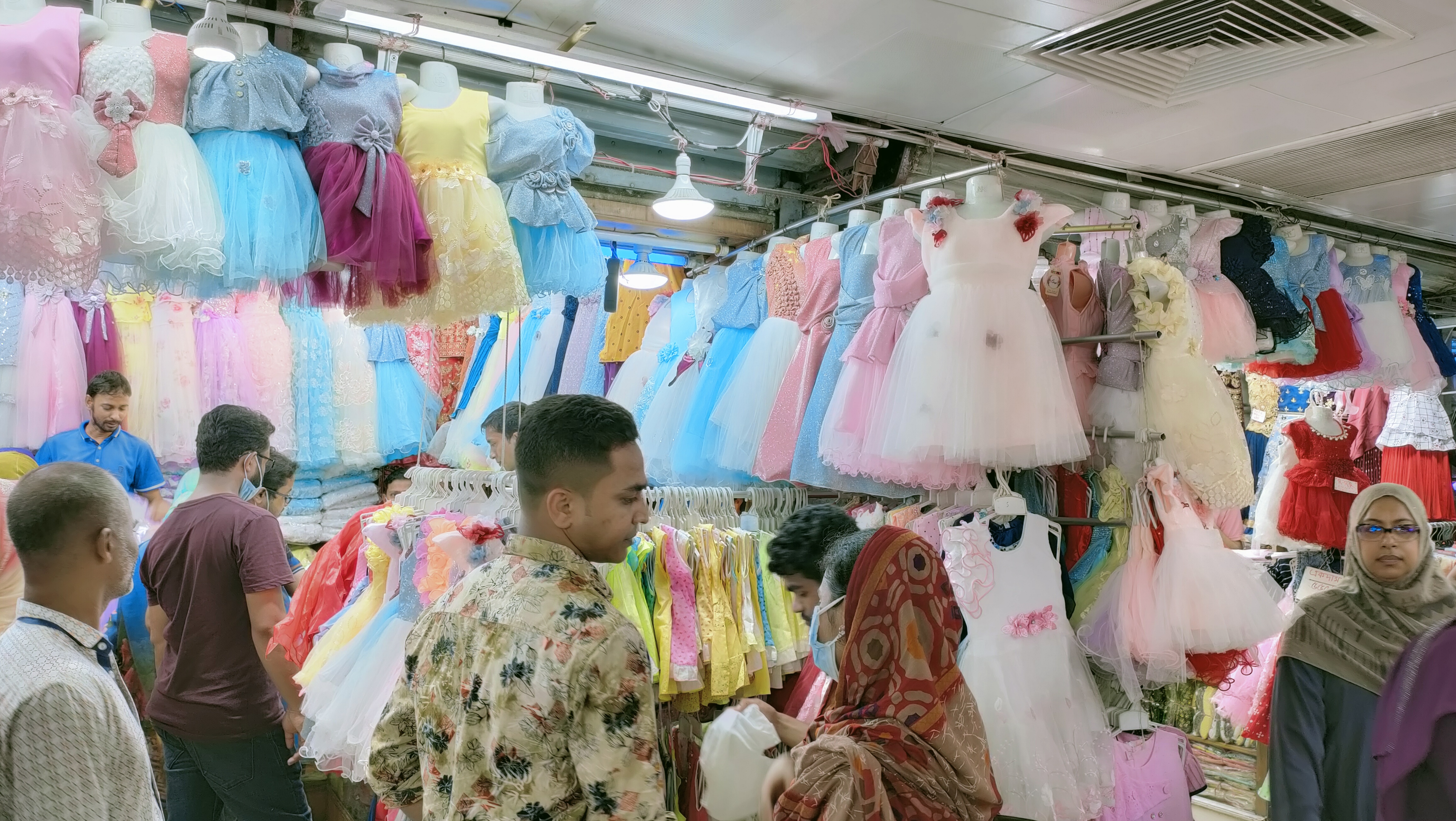 রাজধানীর গাউছিয়া মার্কেট থেকে ১৭ এপ্রিল (রবিবার) দুপুর তিনটায় ছবি তুলেছেন রানজিবুল মিজান