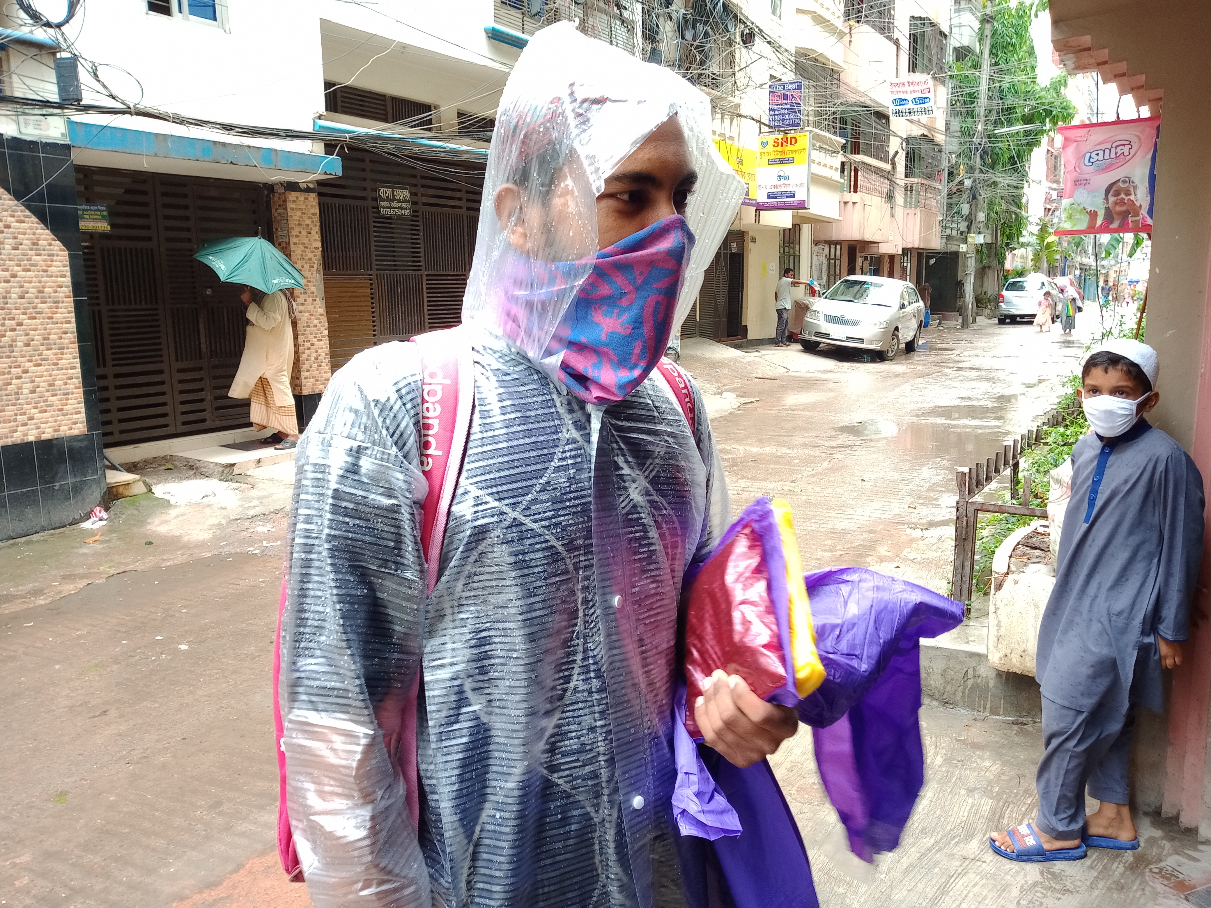 হঠাৎ বৃষ্টিতে যাদের কাছে ছাতা নেই তাদের কাছে ফেরি করে রেইন কোট বিক্রি করছেন এই ফেরিওয়ালা। রাজধানীর আদাবর এলাকা থেকে ছবি তোলেছেন এমদাদ