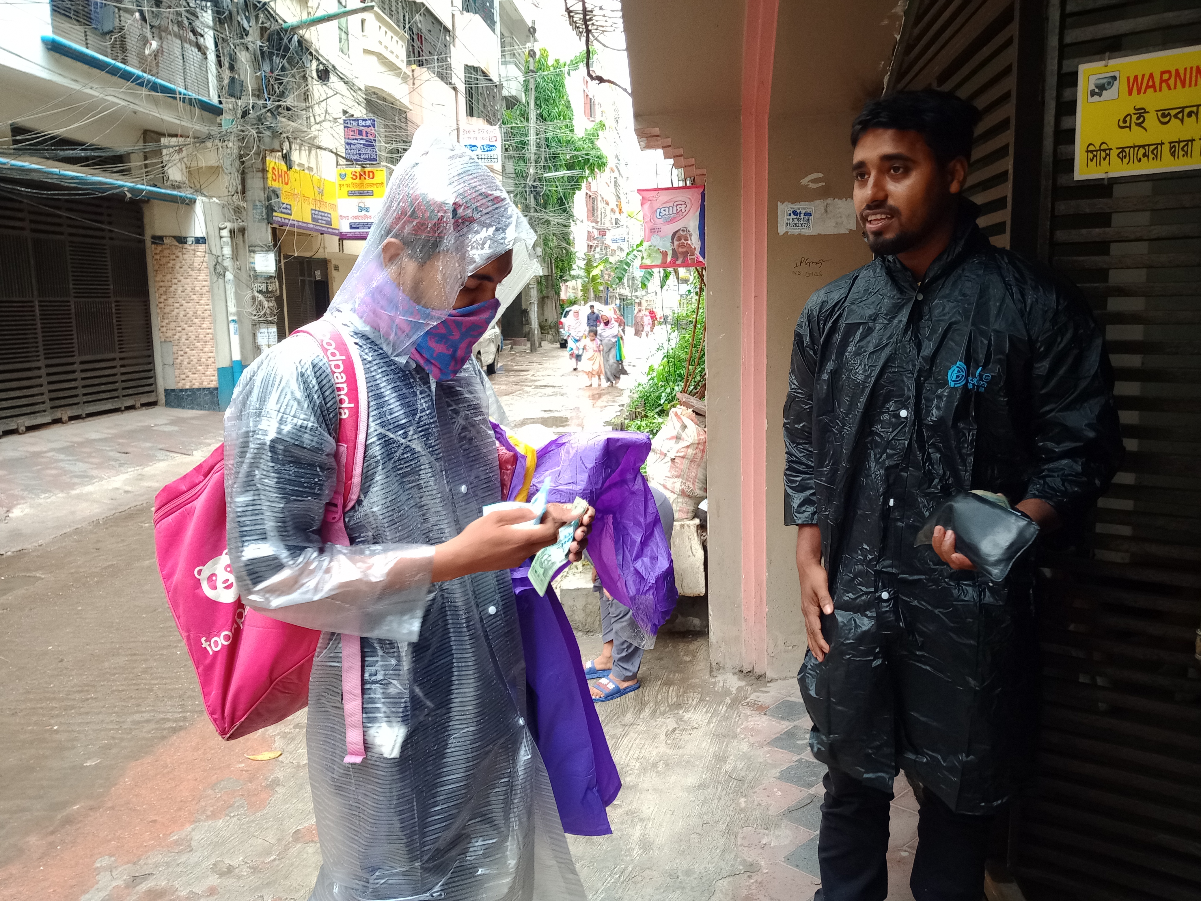 হঠাৎ বৃষ্টিতে যাদের কাছে ছাতা নেই তাদের কাছে ফেরি করে রেইন কোট বিক্রি করছেন এই ফেরিওয়ালা। রাজধানীর আদাবর এলাকা থেকে ছবি তোলেছেন এমদাদ