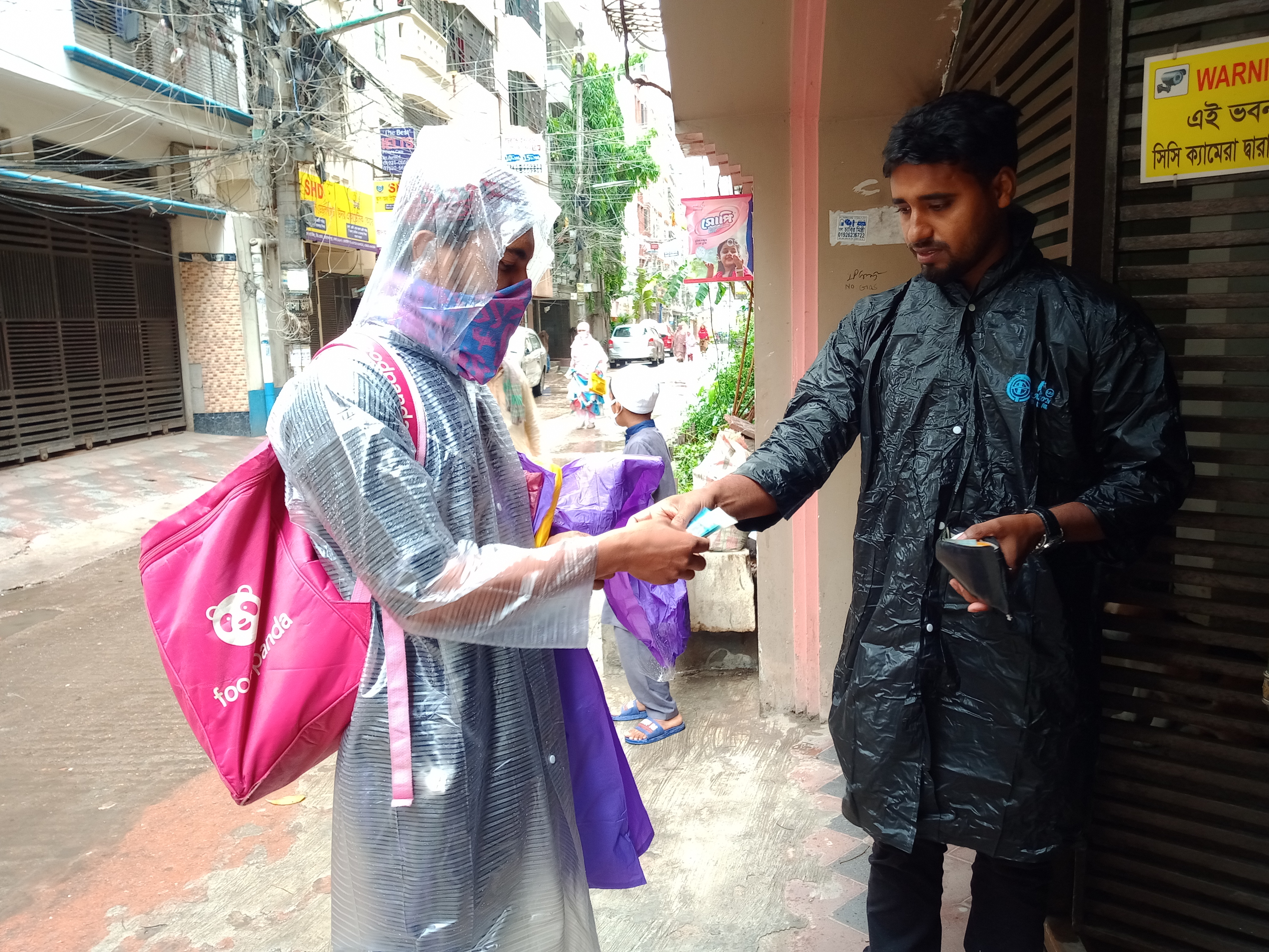 হঠাৎ বৃষ্টিতে যাদের কাছে ছাতা নেই তাদের কাছে ফেরি করে রেইন কোট বিক্রি করছেন এই ফেরিওয়ালা। রাজধানীর আদাবর এলাকা থেকে ছবি তোলেছেন এমদাদ