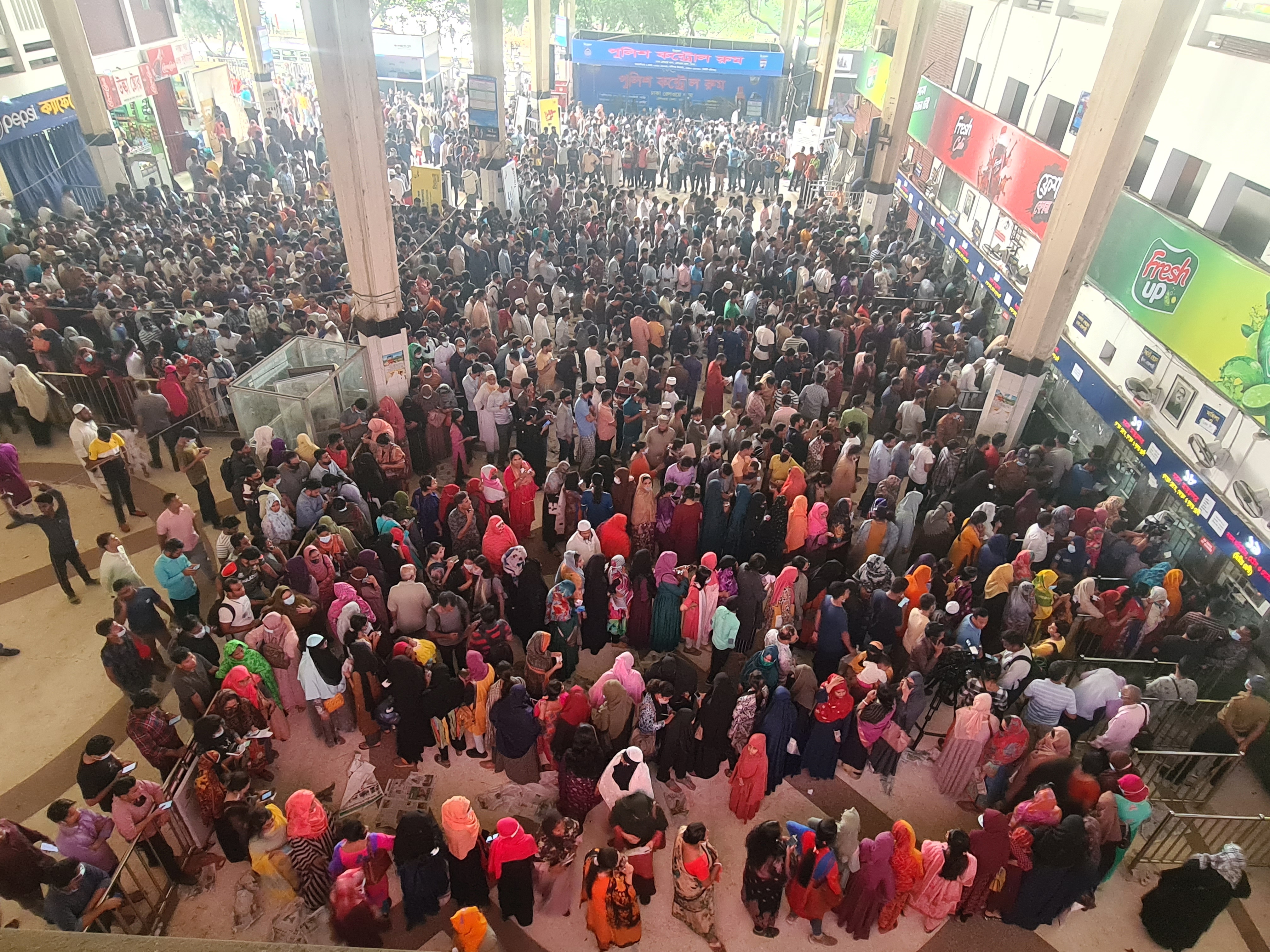 রাজধানীর কমলাপুর রেলওয়ে স্টেশন থেকে শনিবার (২৩ এপ্রিল, ২০২২) সকাল ৮ টায় ছবি তুলেছেন সাব্বির আহমেদ