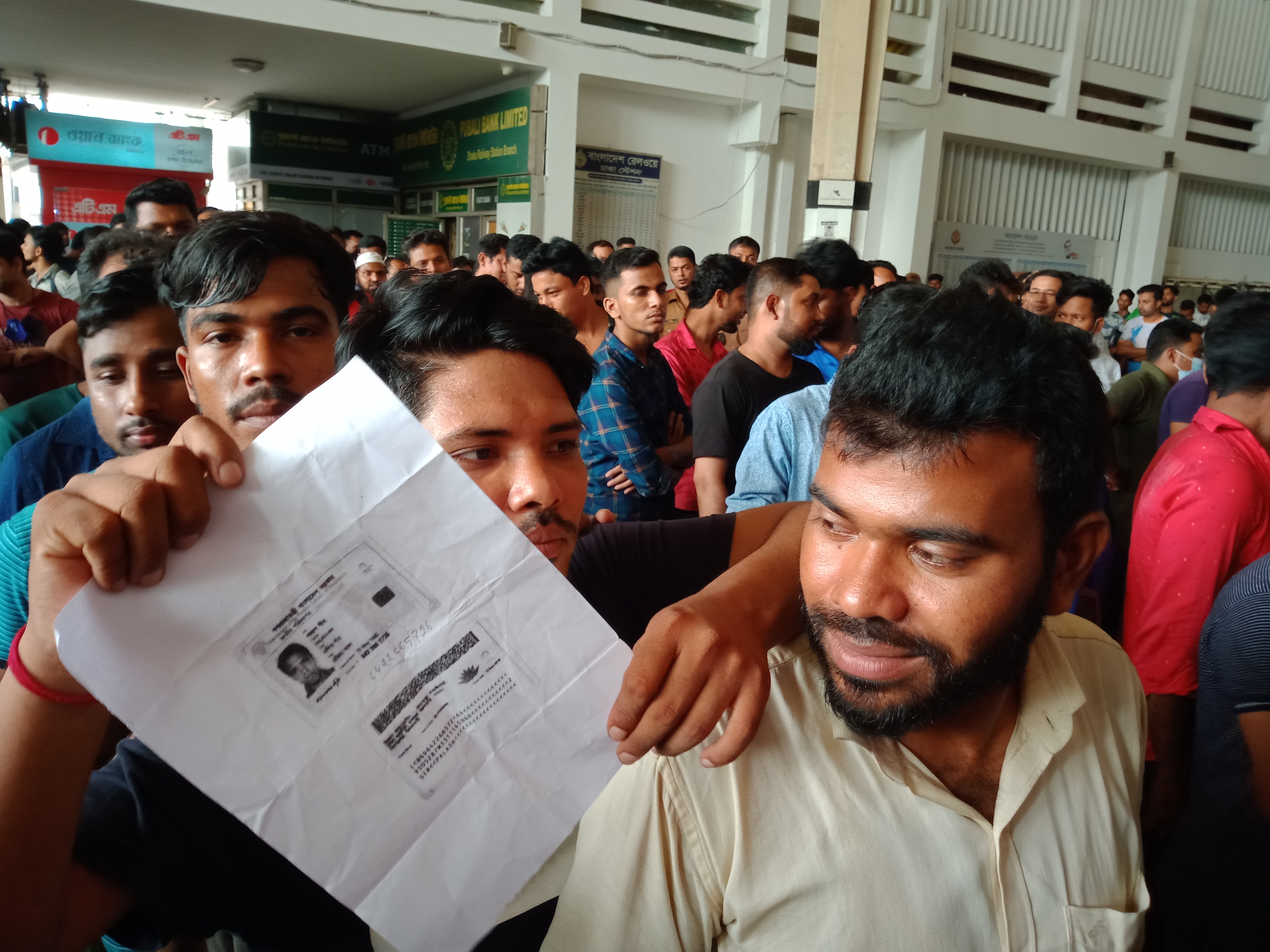 রাজধানীর কমলাপুর রেলওয়ে স্টেশন থেকে মঙ্গলবার (২৬ এপ্রিল, ২০২২) সকাল ৮ টায় ছবি তুলেছেন এমদাদ