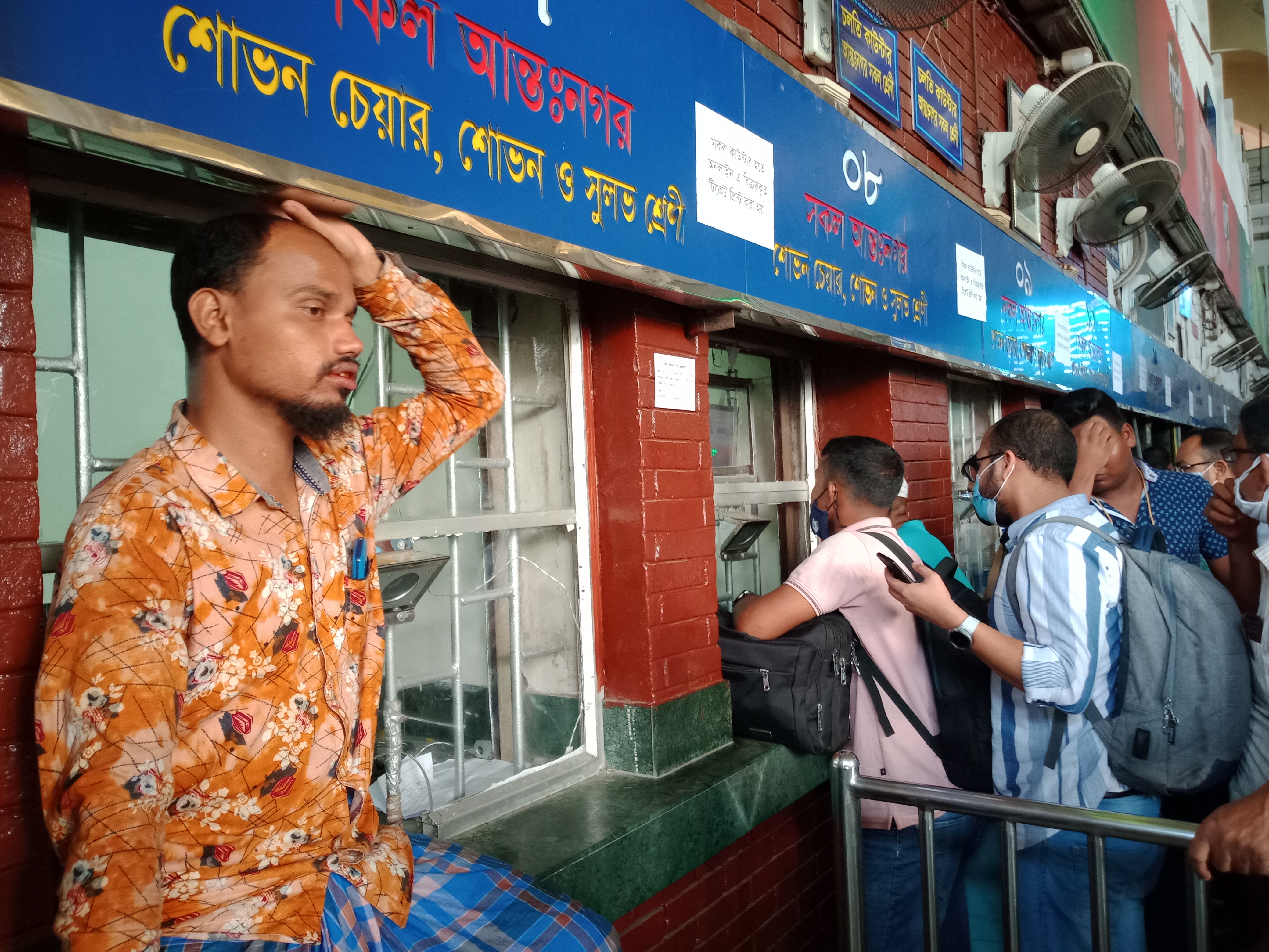 রাজধানীর কমলাপুর রেলওয়ে স্টেশন থেকে মঙ্গলবার (২৬ এপ্রিল, ২০২২) সকাল ৮ টায় ছবি তুলেছেন এমদাদ