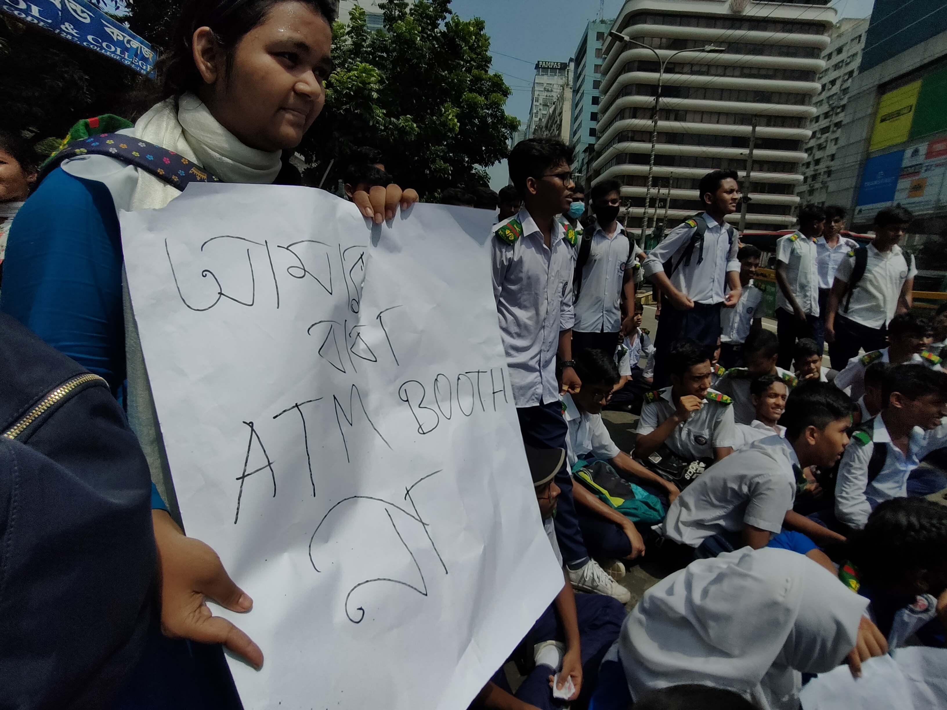 গুলশানের ঢাকা চাকা বাসকে দায়ি করে আবারও শিক্ষার্থীদের সড়ক অবরোধ