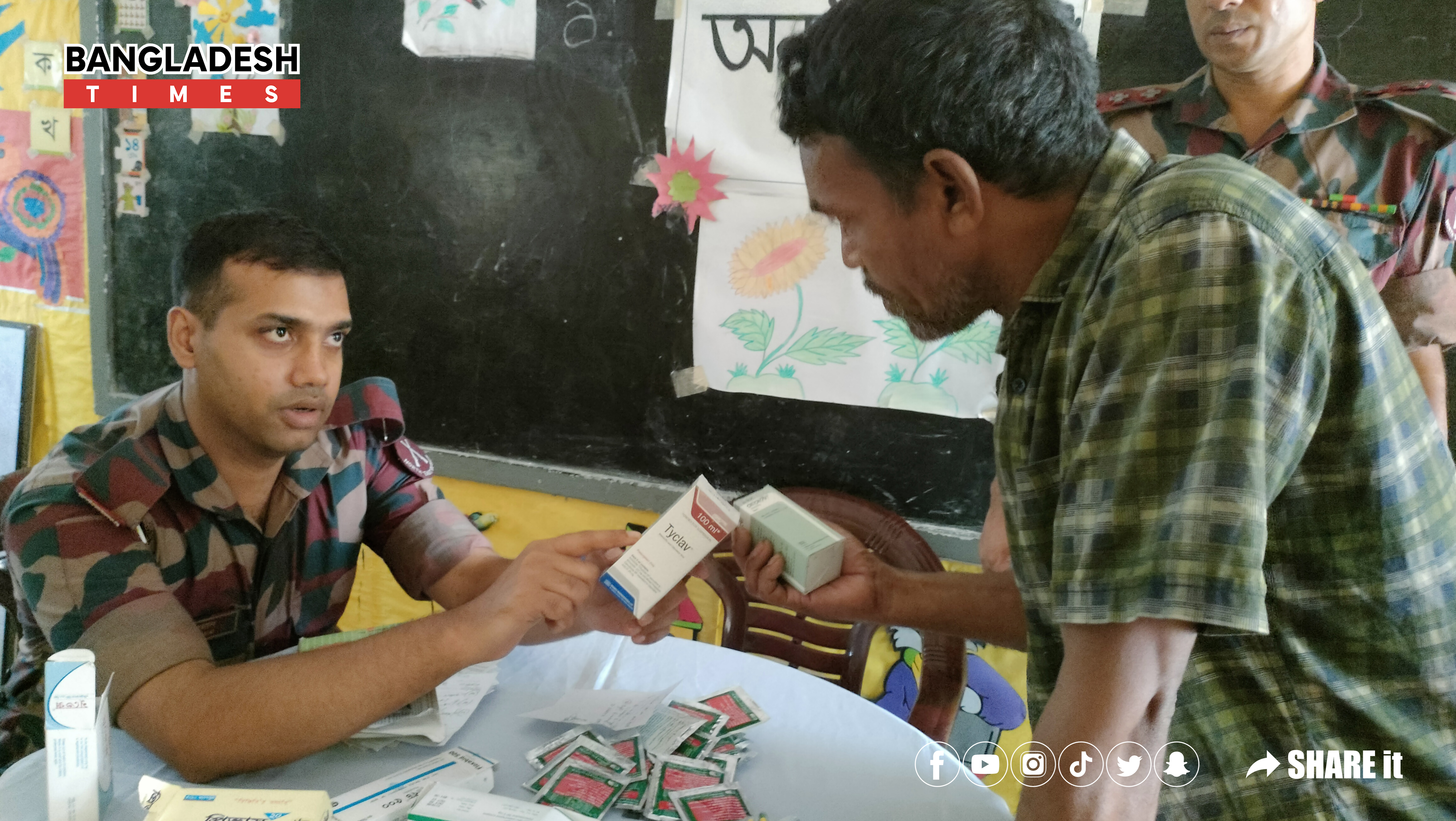 বন্যায় অসুস্থ মানুষের জন্য ফ্রি মেডিকেল ক্যাম্প করেছে বিজিবি।
