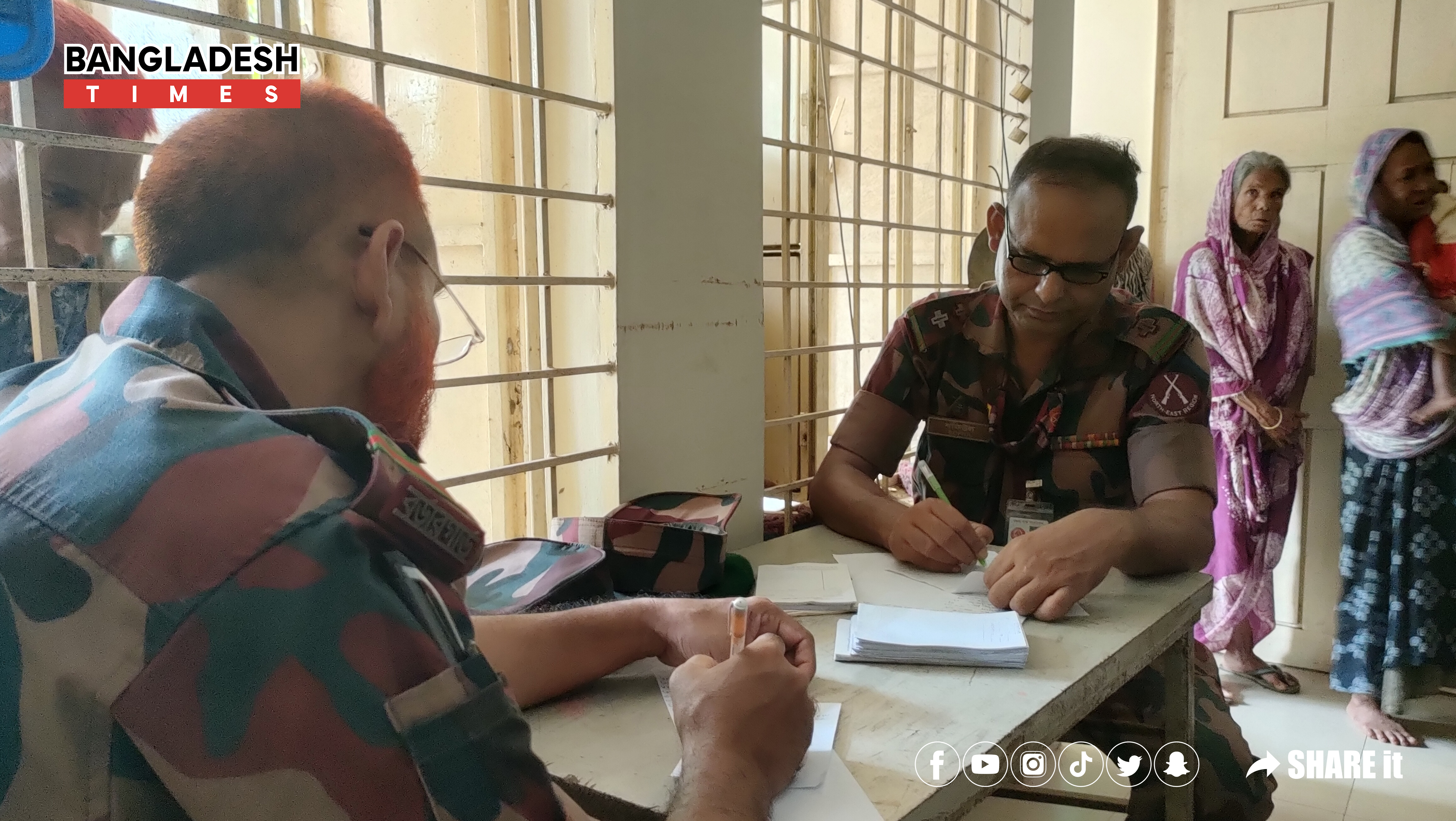 বন্যায় অসুস্থ মানুষের জন্য ফ্রি মেডিকেল ক্যাম্প করেছে বিজিবি।