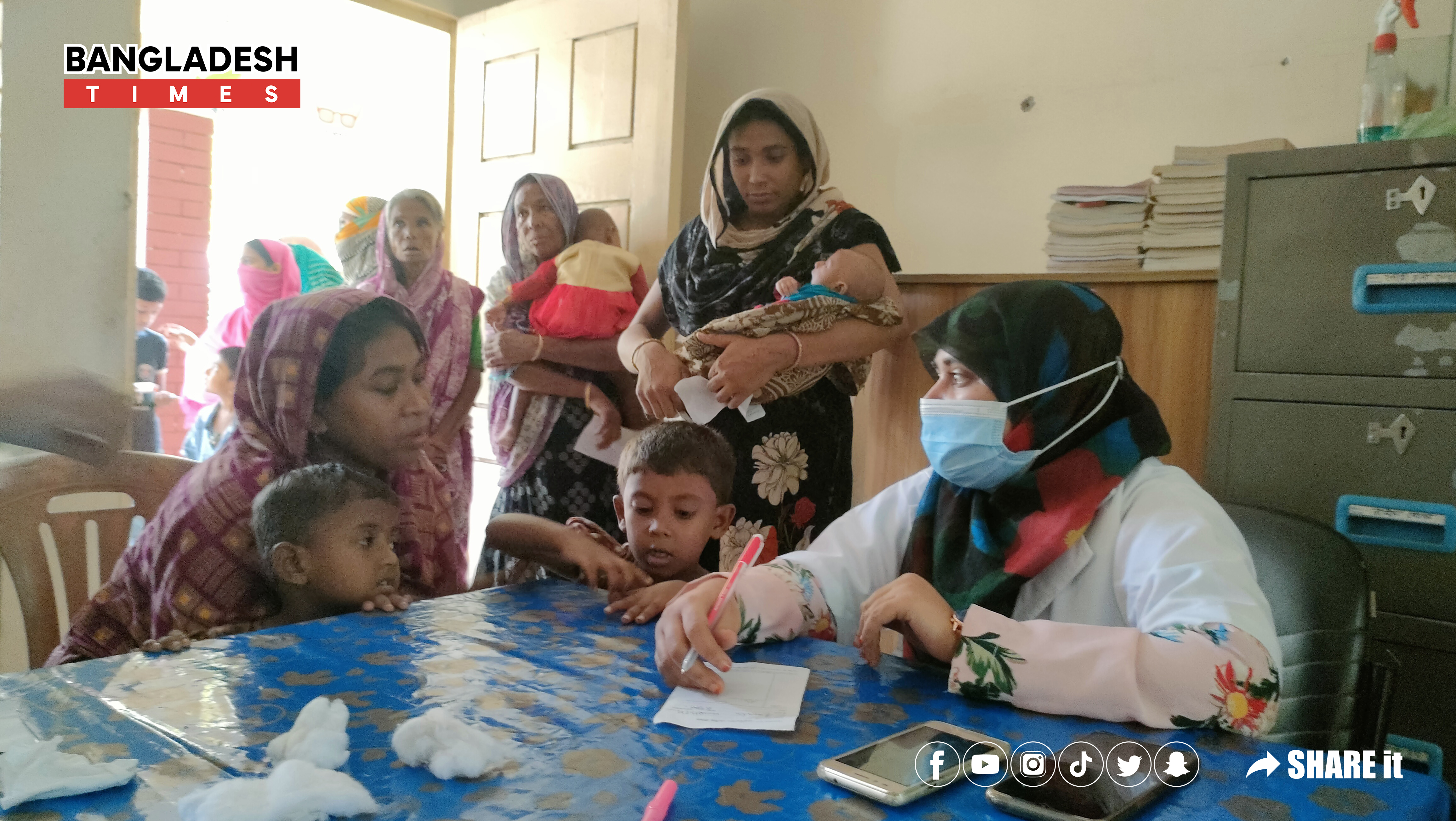 বন্যায় অসুস্থ মানুষের জন্য ফ্রি মেডিকেল ক্যাম্প করেছে বিজিবি।