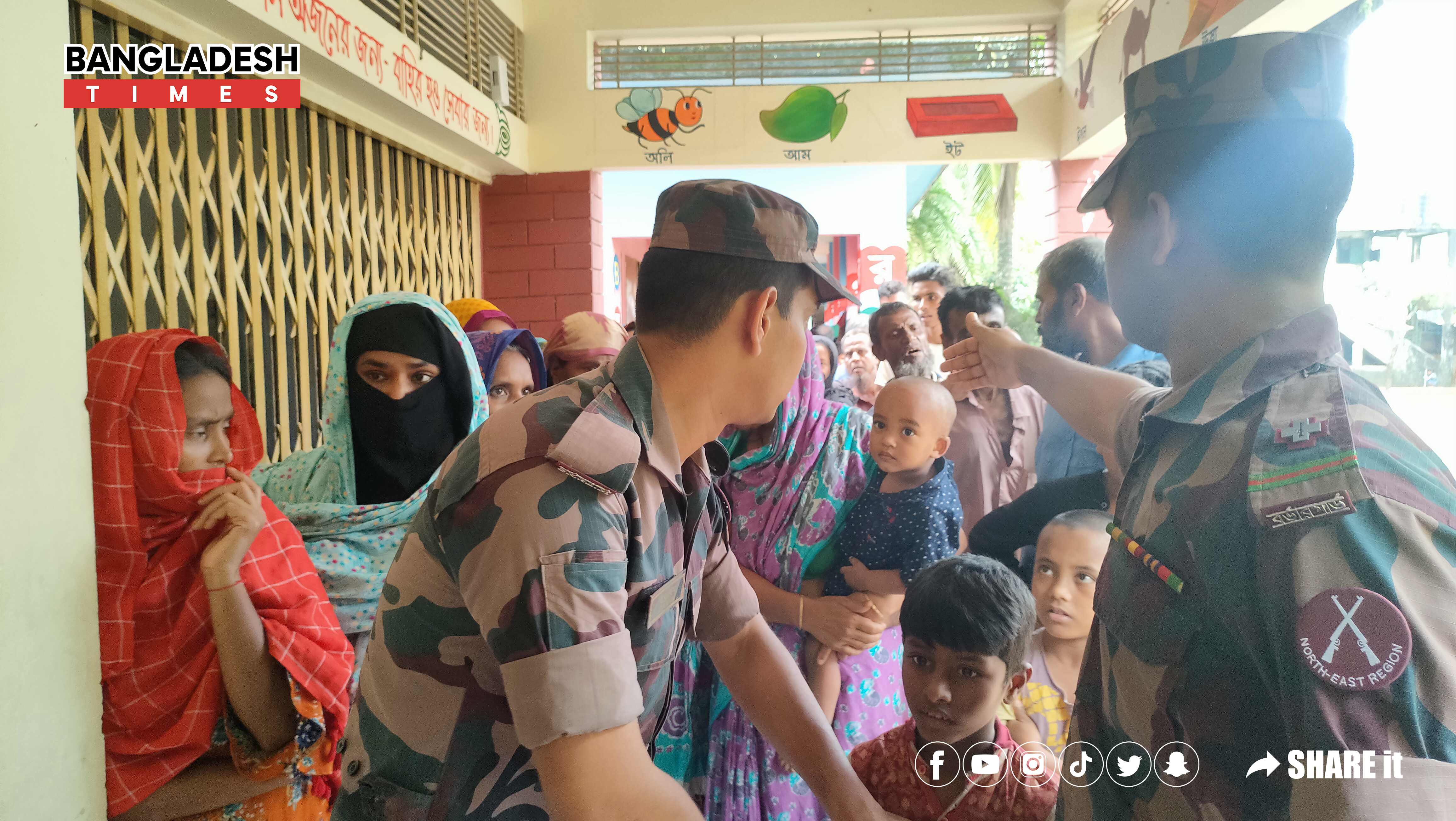 বন্যায় অসুস্থ মানুষের জন্য ফ্রি মেডিকেল ক্যাম্প করেছে বিজিবি।