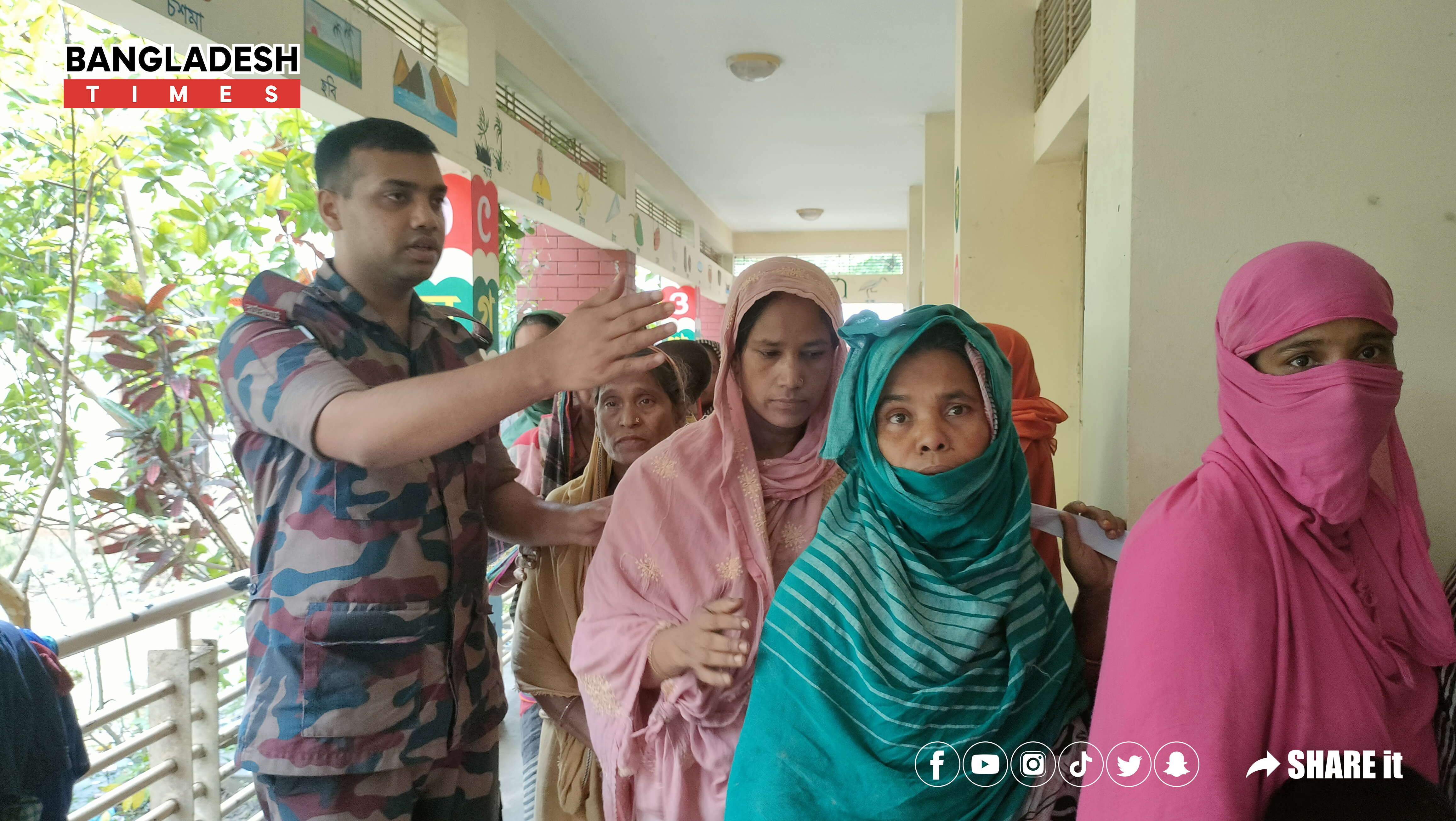 বন্যায় অসুস্থ মানুষের জন্য ফ্রি মেডিকেল ক্যাম্প করেছে বিজিবি।