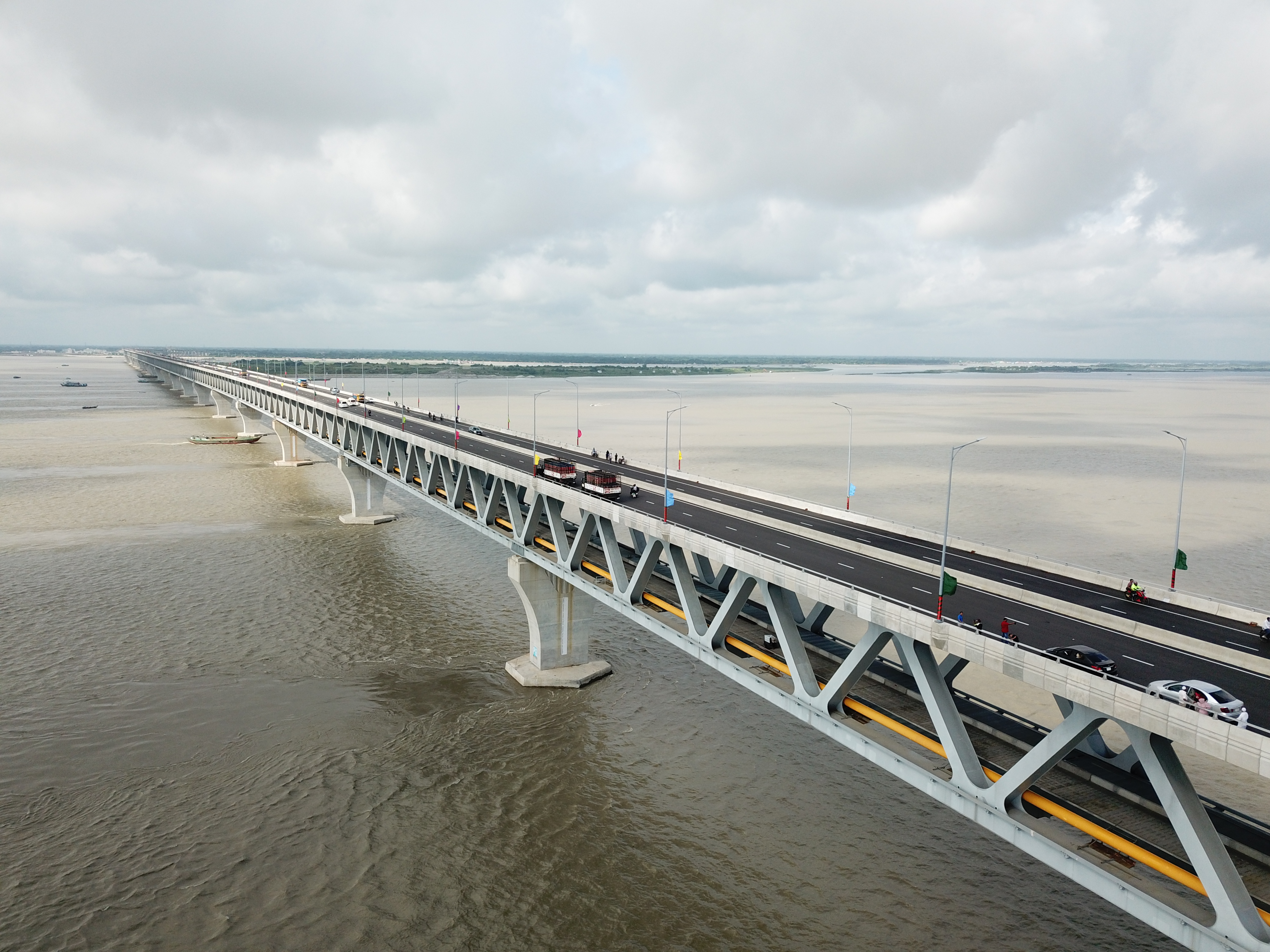 পদ্মা সেতুতে যান চলাচলের অপরূপ দৃশ্য, ড্রোনে ছবি তুলেছে বাংলাদেশ টাইমস