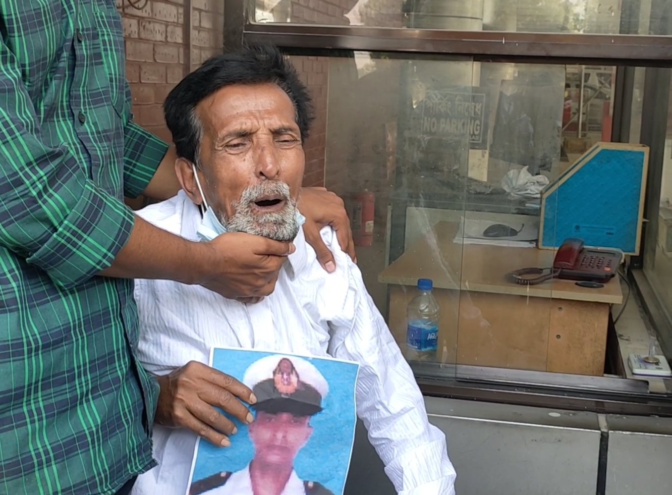 ‘আমার বাবা, আইলো না', নাবিক হাদিসুরের বাবা আব্দুর রহমান হযরত শাহজালাল আন্তর্জাতিক বিমানবন্দরে এভাবেই বিলাপ করছিলেন, ছবি তুলেছেন মিনহাজ চৌধুরী